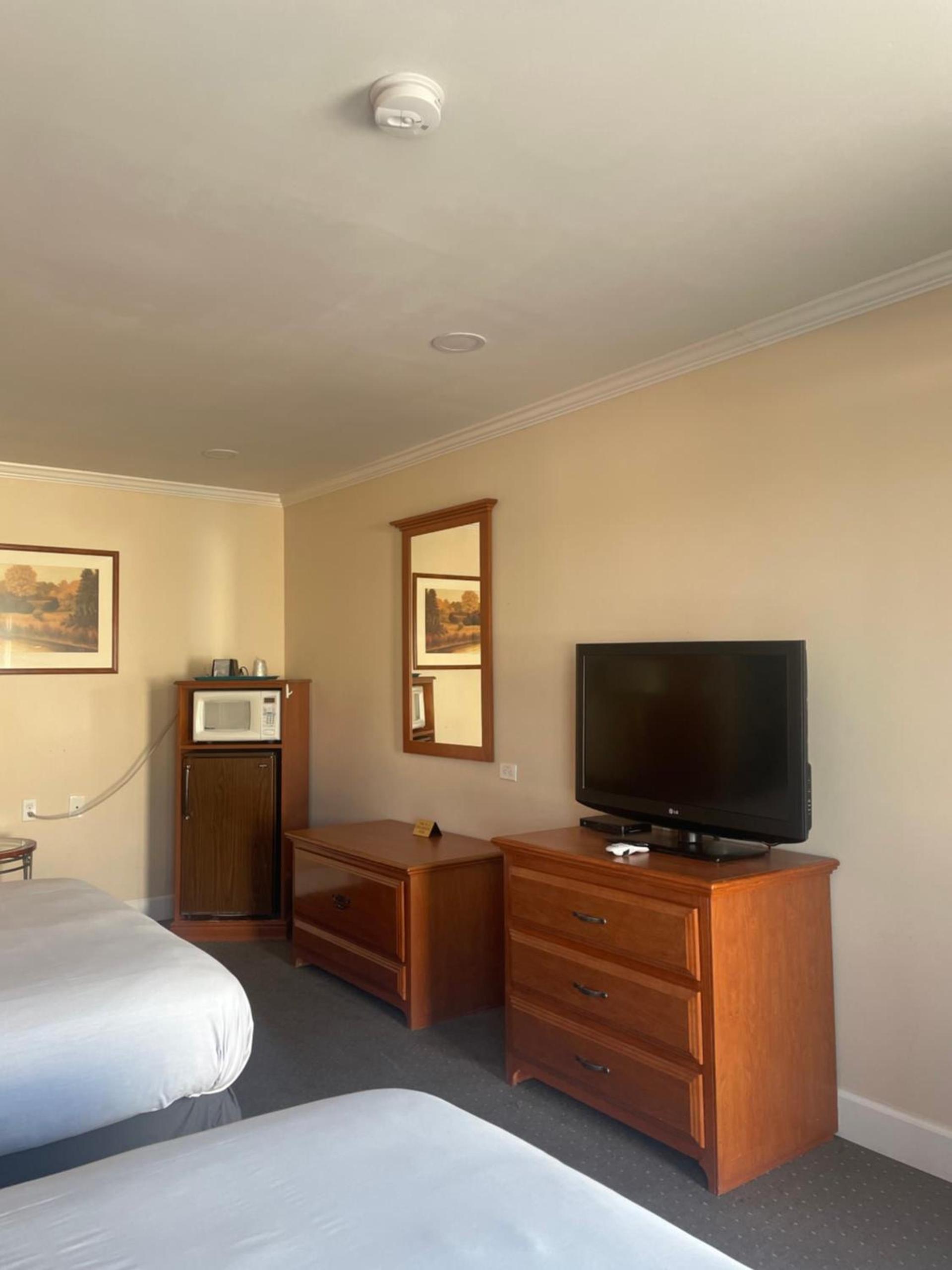 Howard Johnson by Wyndham Ridgecrest, CA photo 11