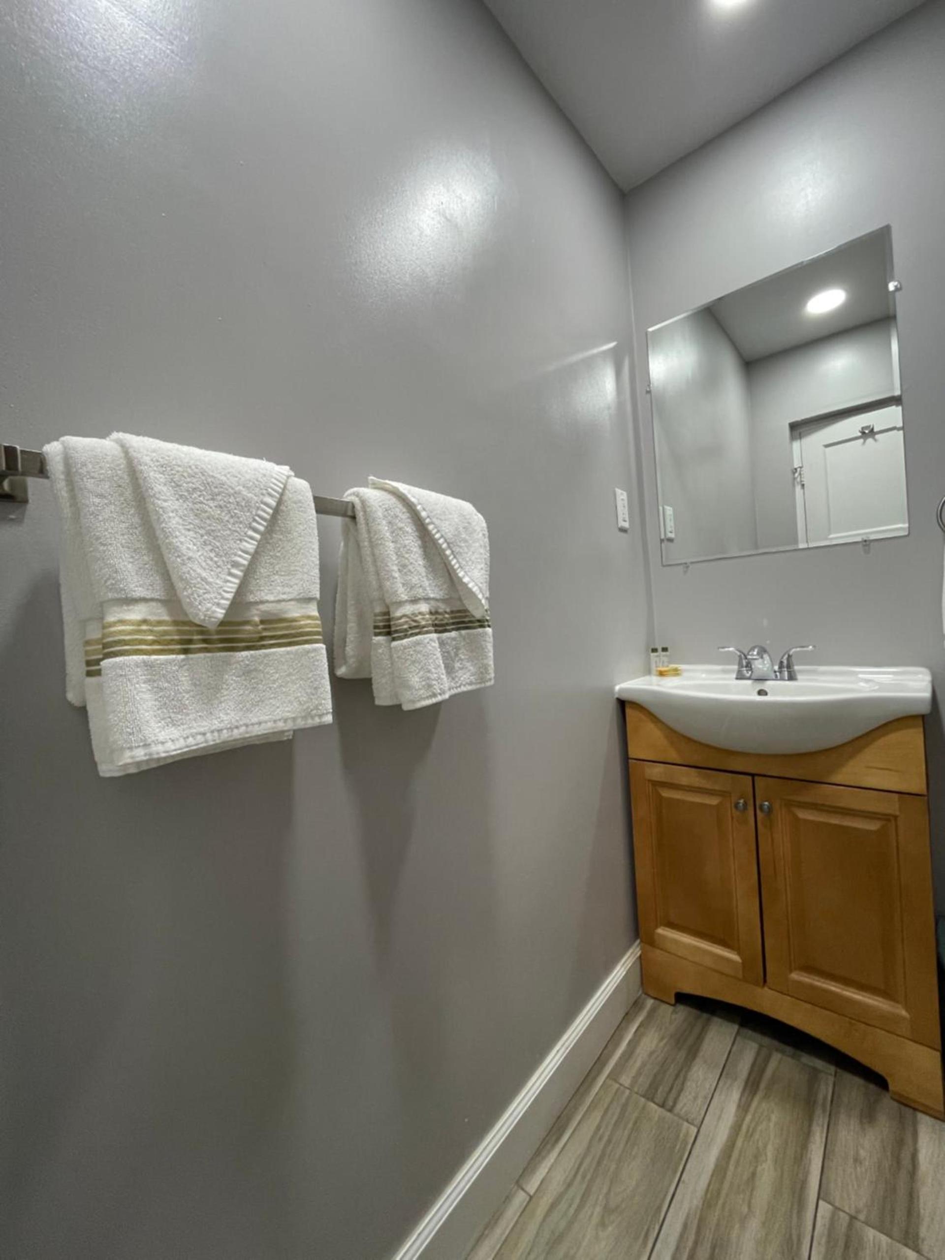 Howard Johnson by Wyndham Ridgecrest, CA photo 13