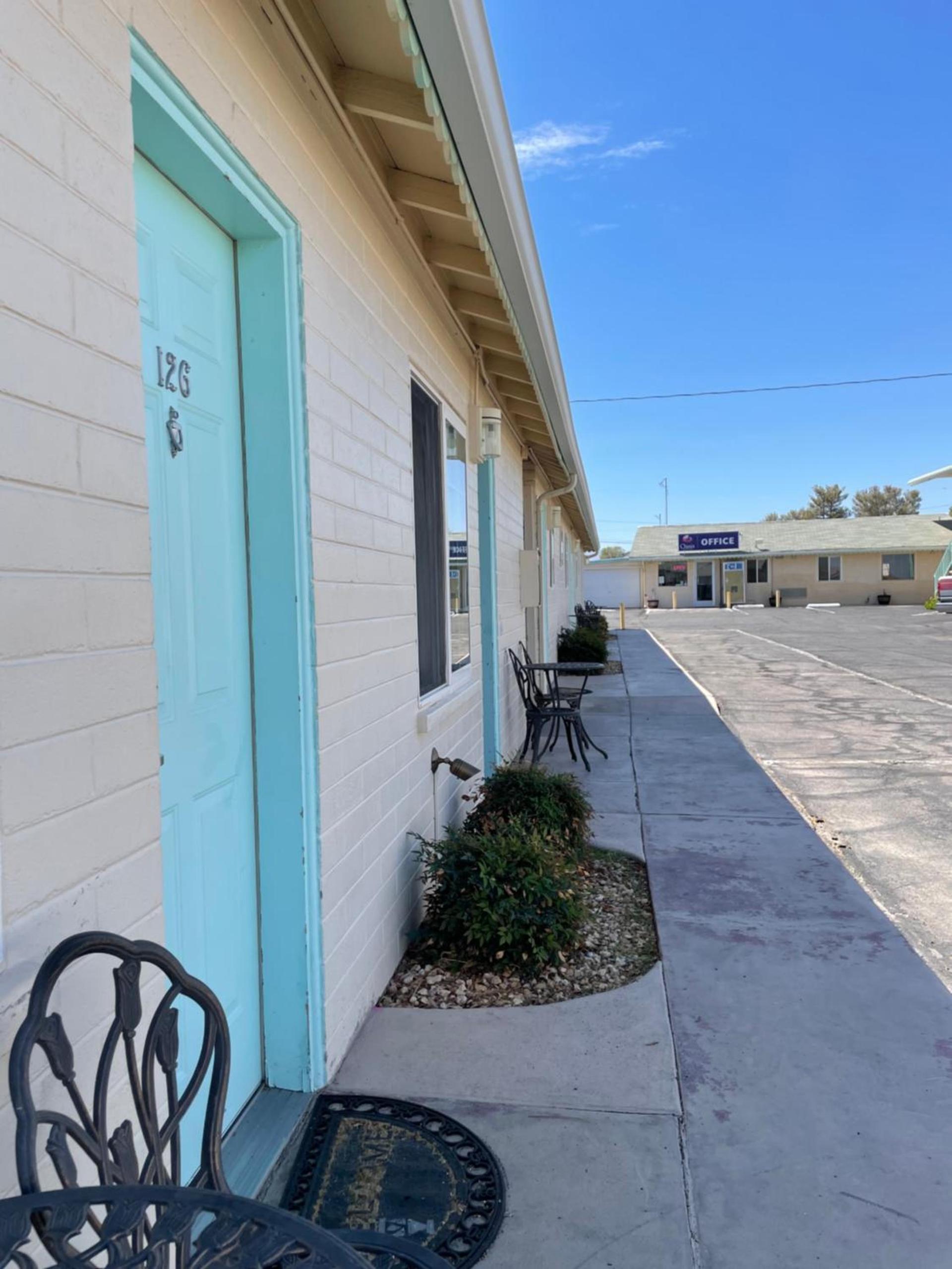Howard Johnson by Wyndham Ridgecrest, CA photo 15
