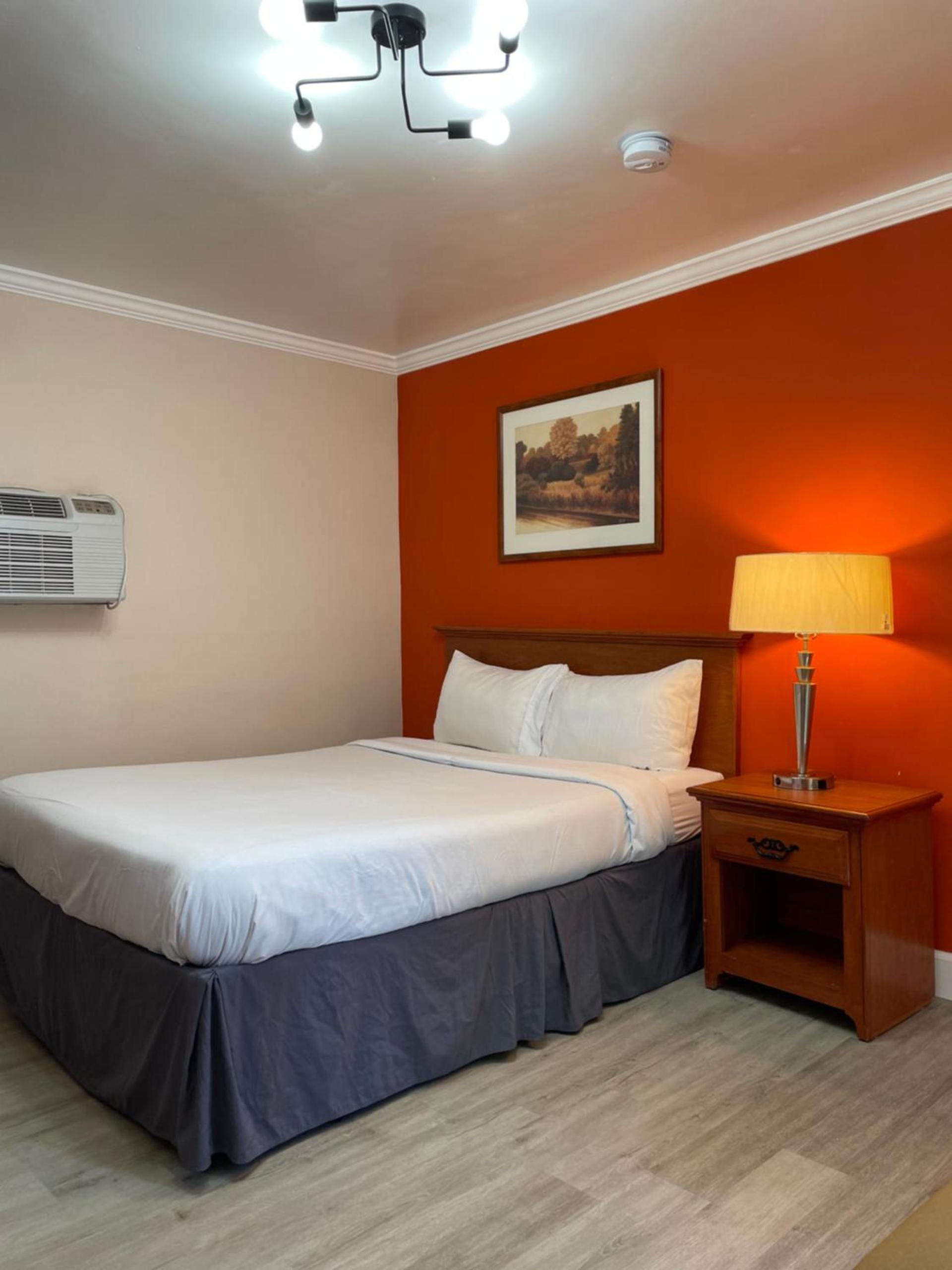 Howard Johnson by Wyndham Ridgecrest, CA photo 16