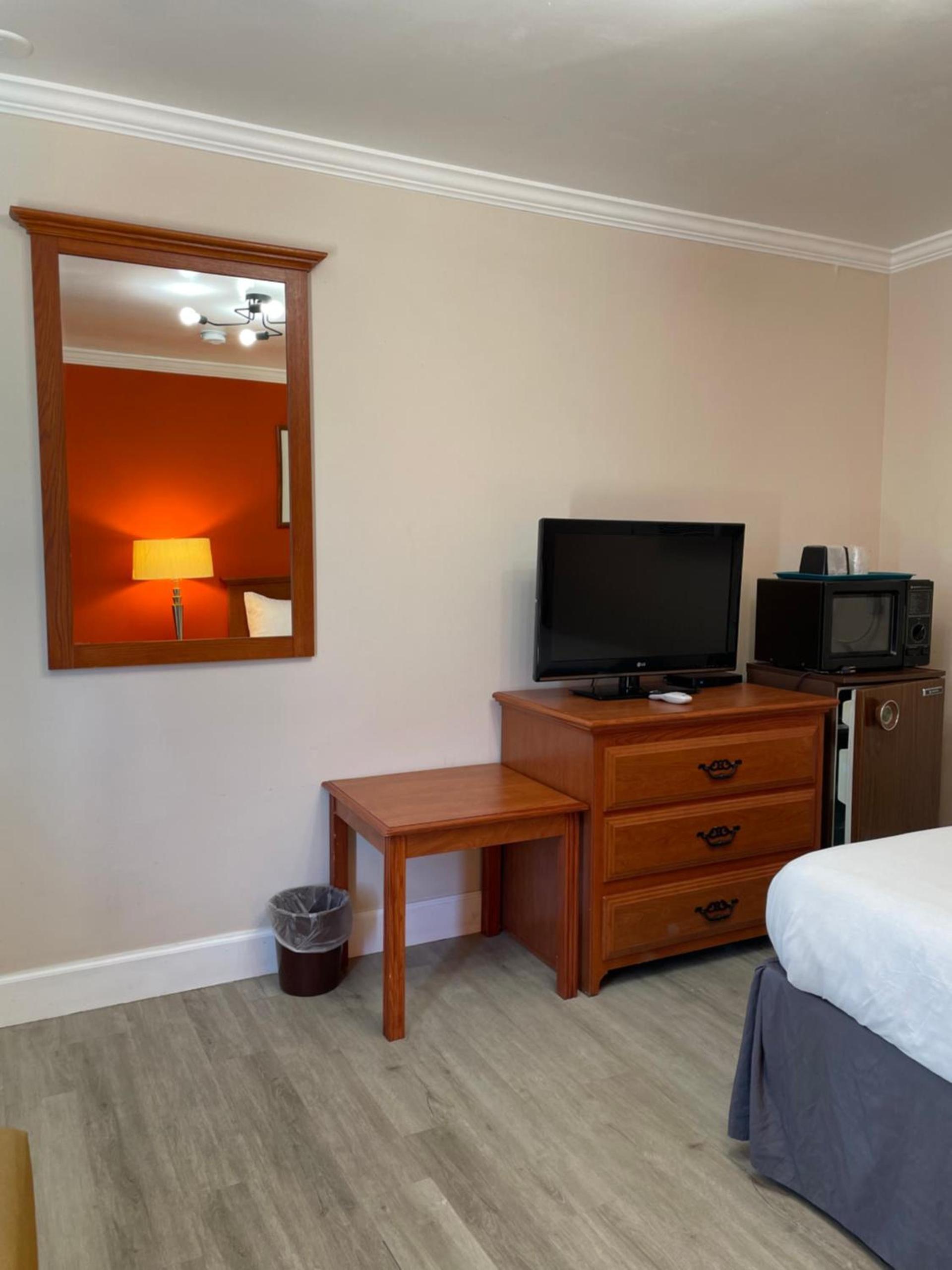 Howard Johnson by Wyndham Ridgecrest, CA photo 17