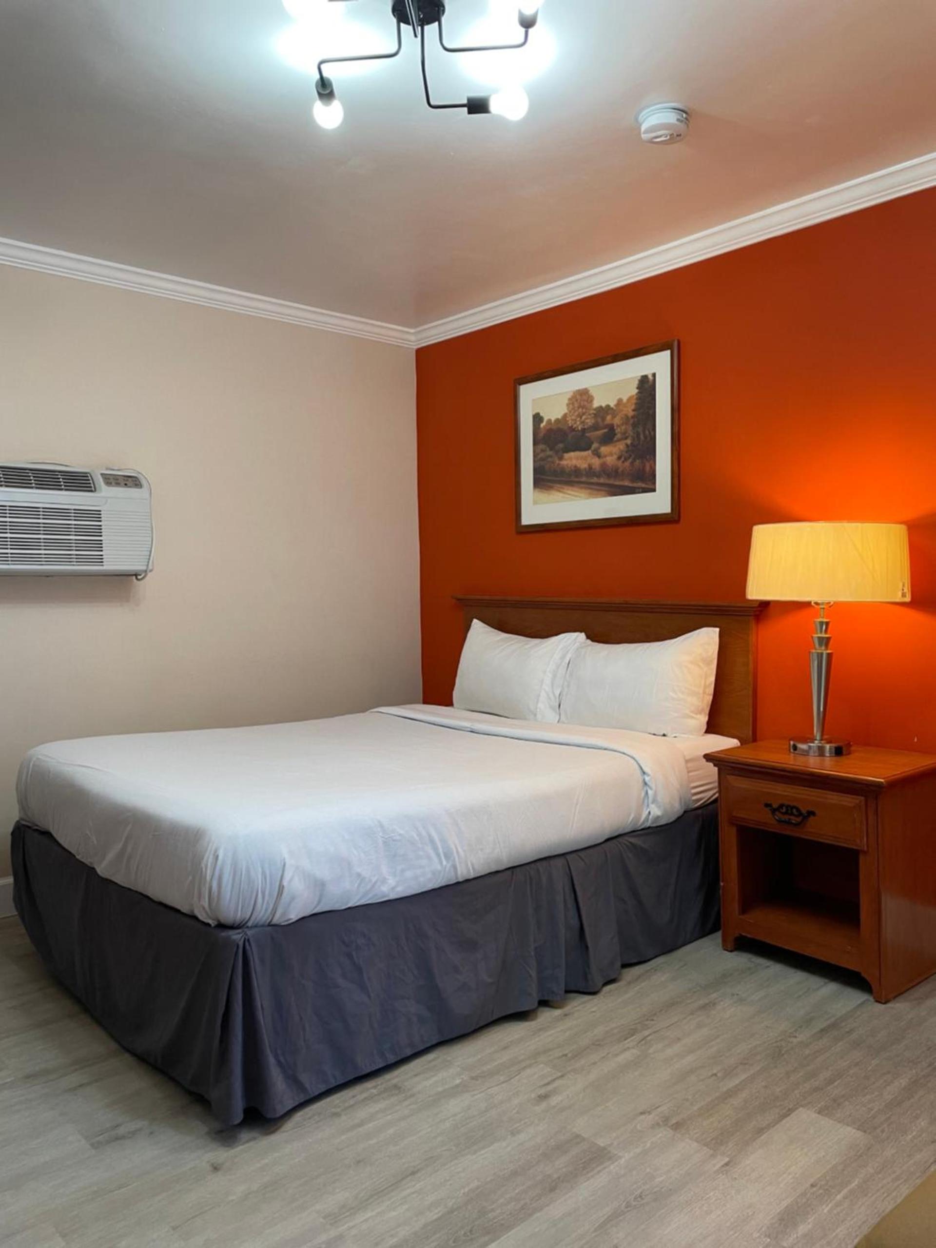 Howard Johnson by Wyndham Ridgecrest, CA photo 48