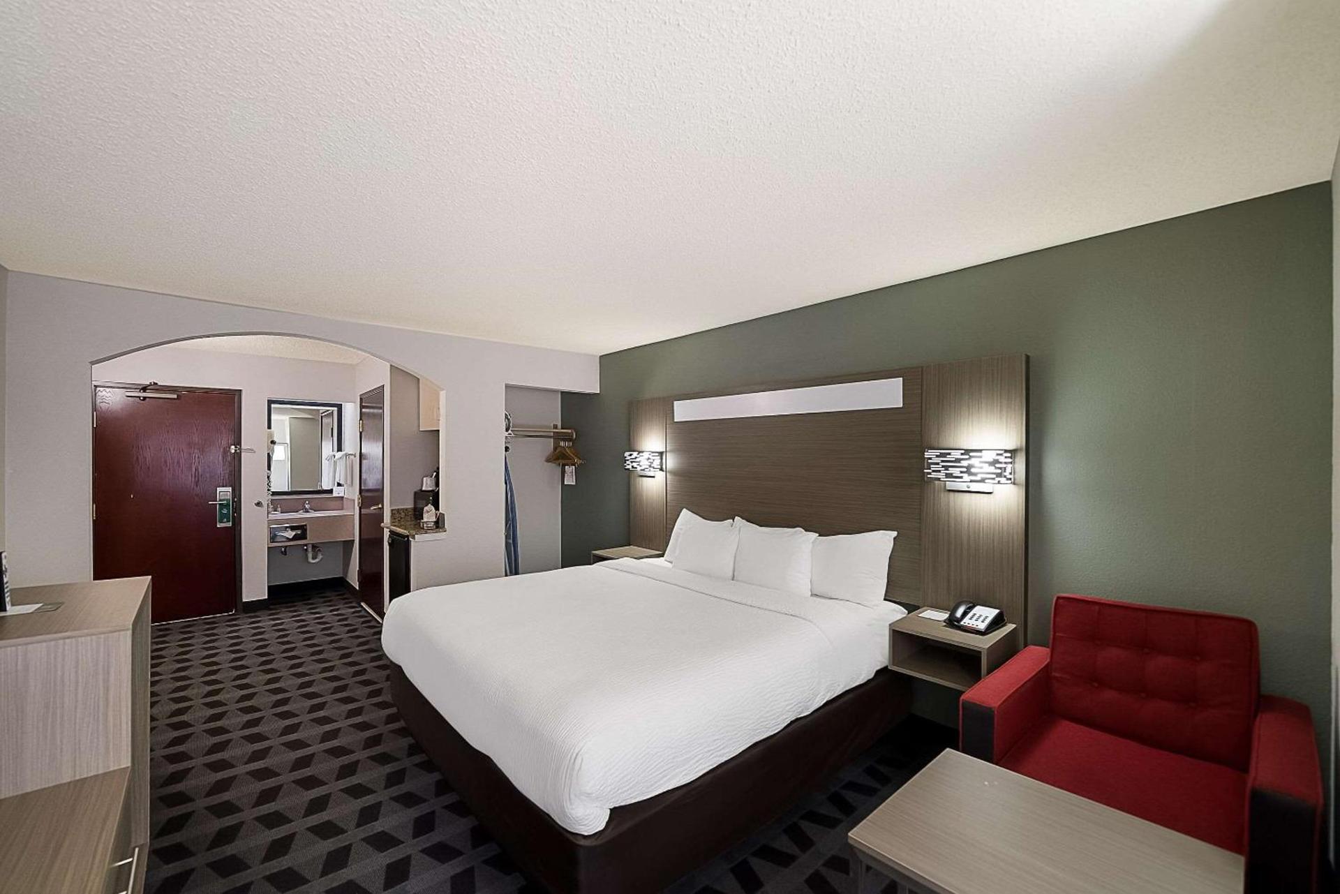 Quality Inn & Suites Irving DFW Airport South photo 17