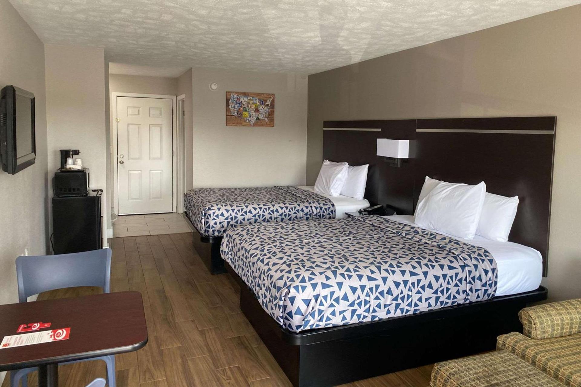 Econo Lodge Sevierville-Pigeon Forge on the River photo 21