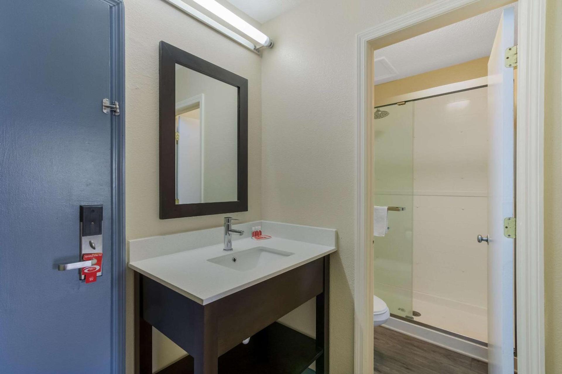 Econo Lodge Cherry Point photo 9