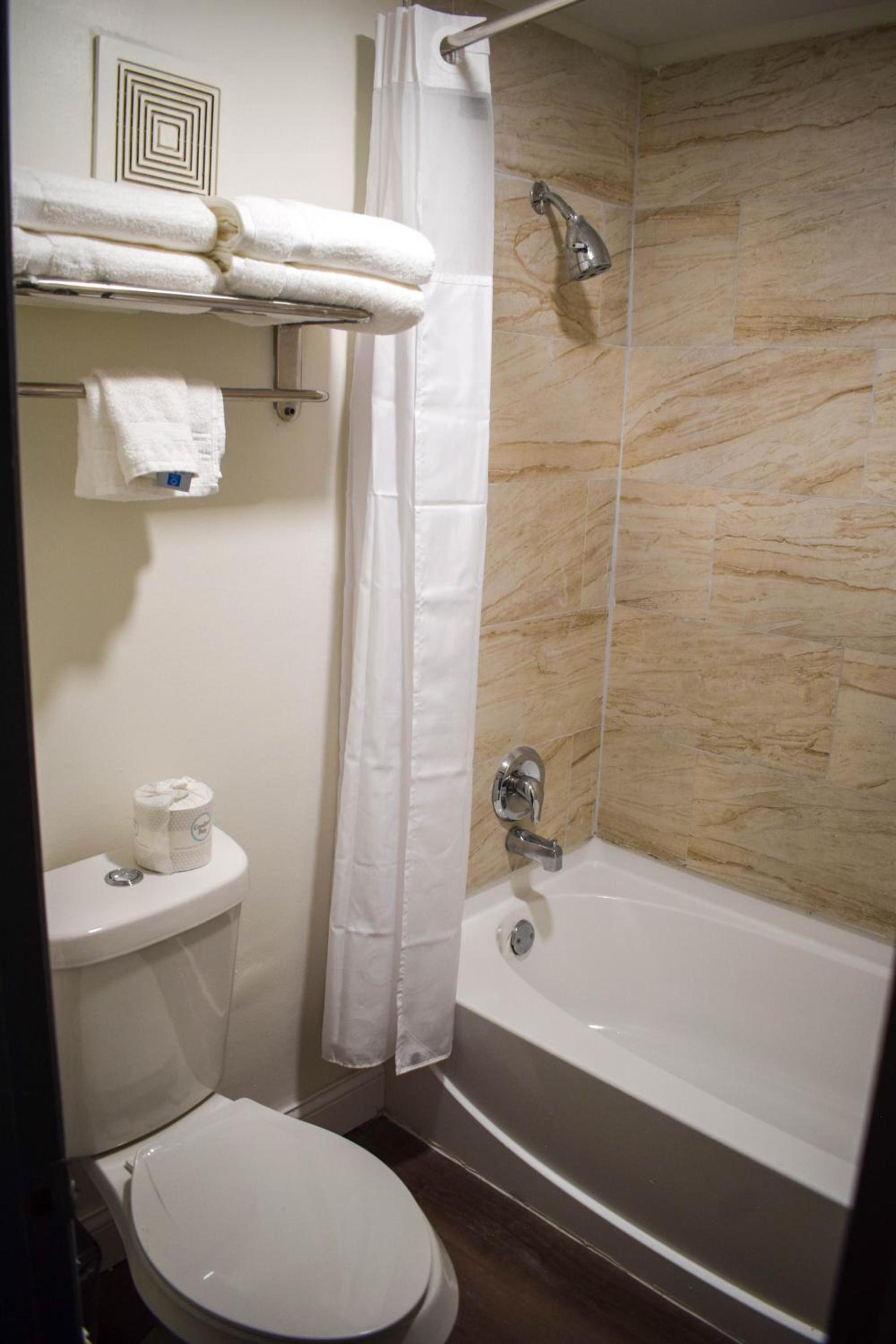 Ramada by Wyndham Cleveland Airport West photo 18