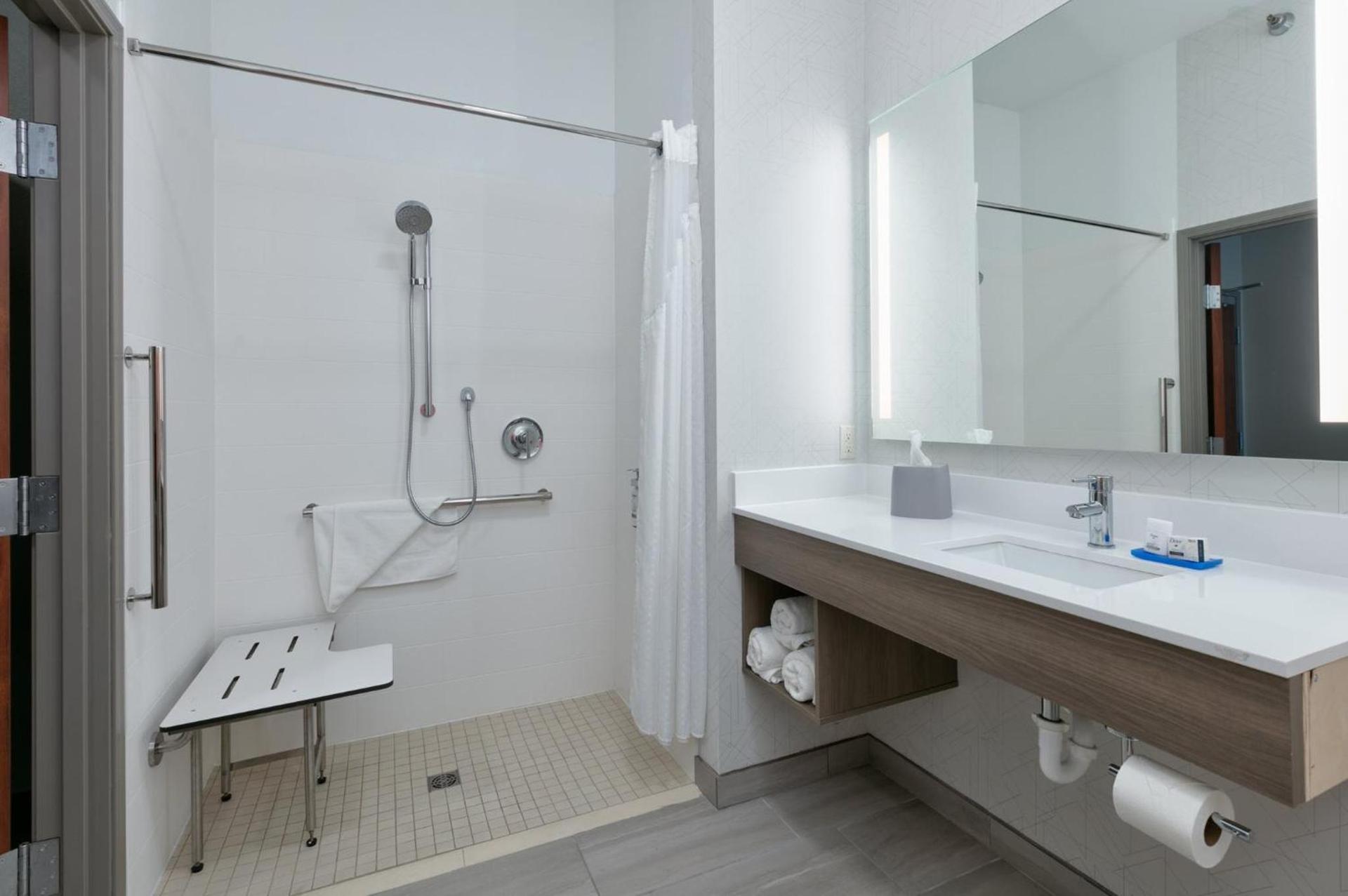 Holiday Inn Express Hotel & Suites Shakopee by IHG photo 21
