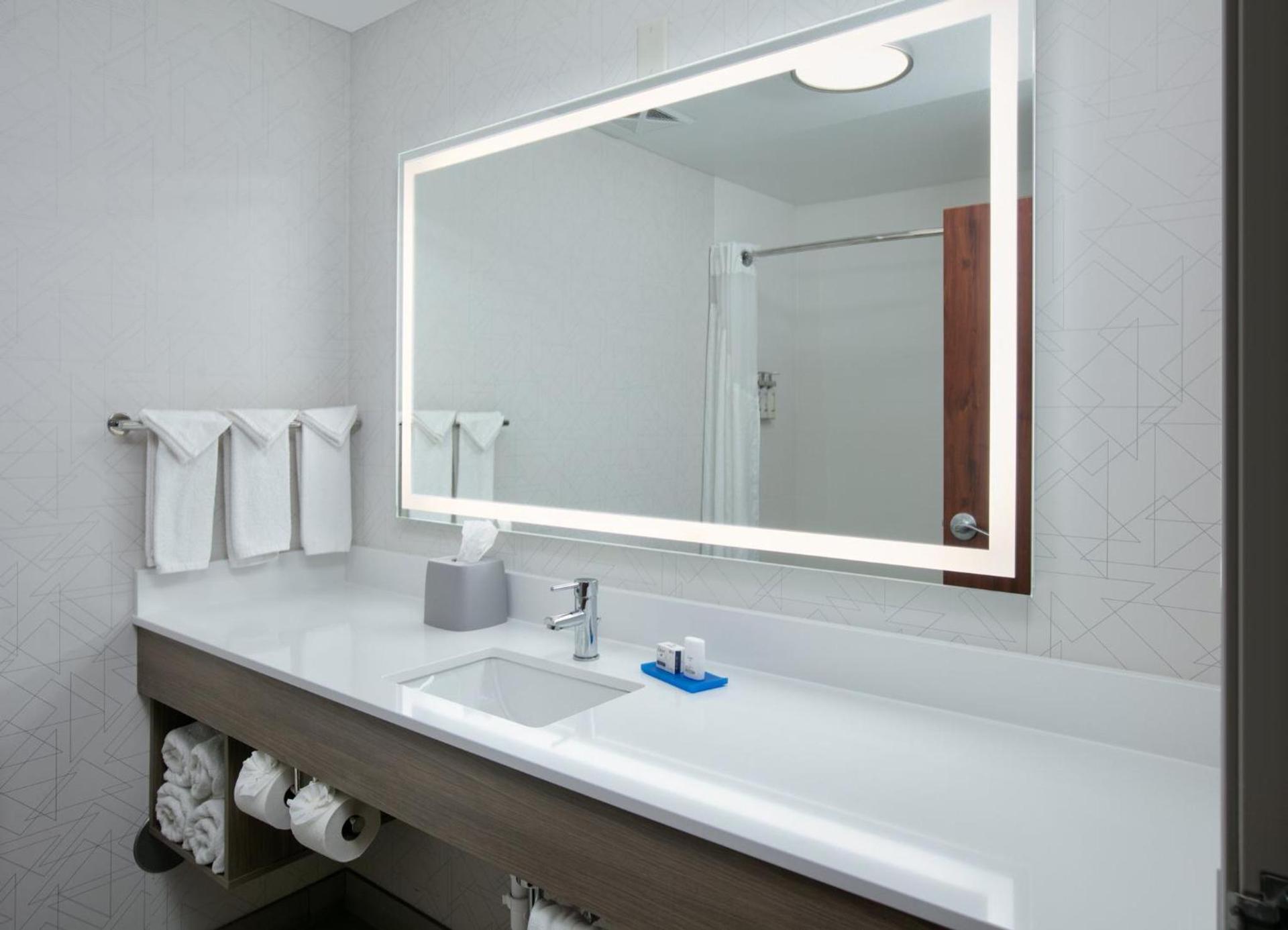Holiday Inn Express Hotel & Suites Shakopee by IHG photo 22