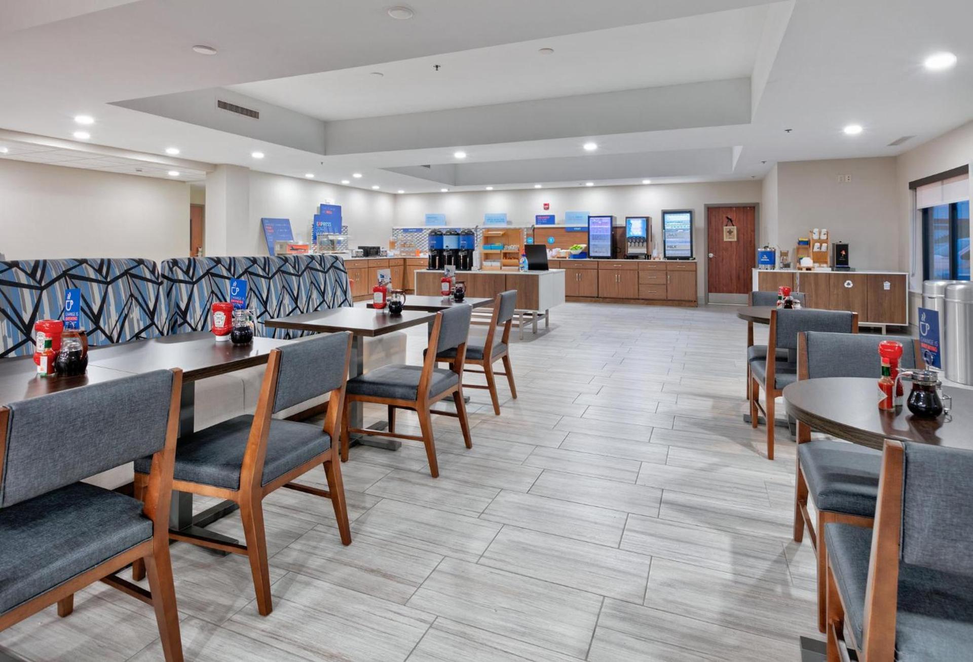 Holiday Inn Express Hotel & Suites Shakopee by IHG photo 17
