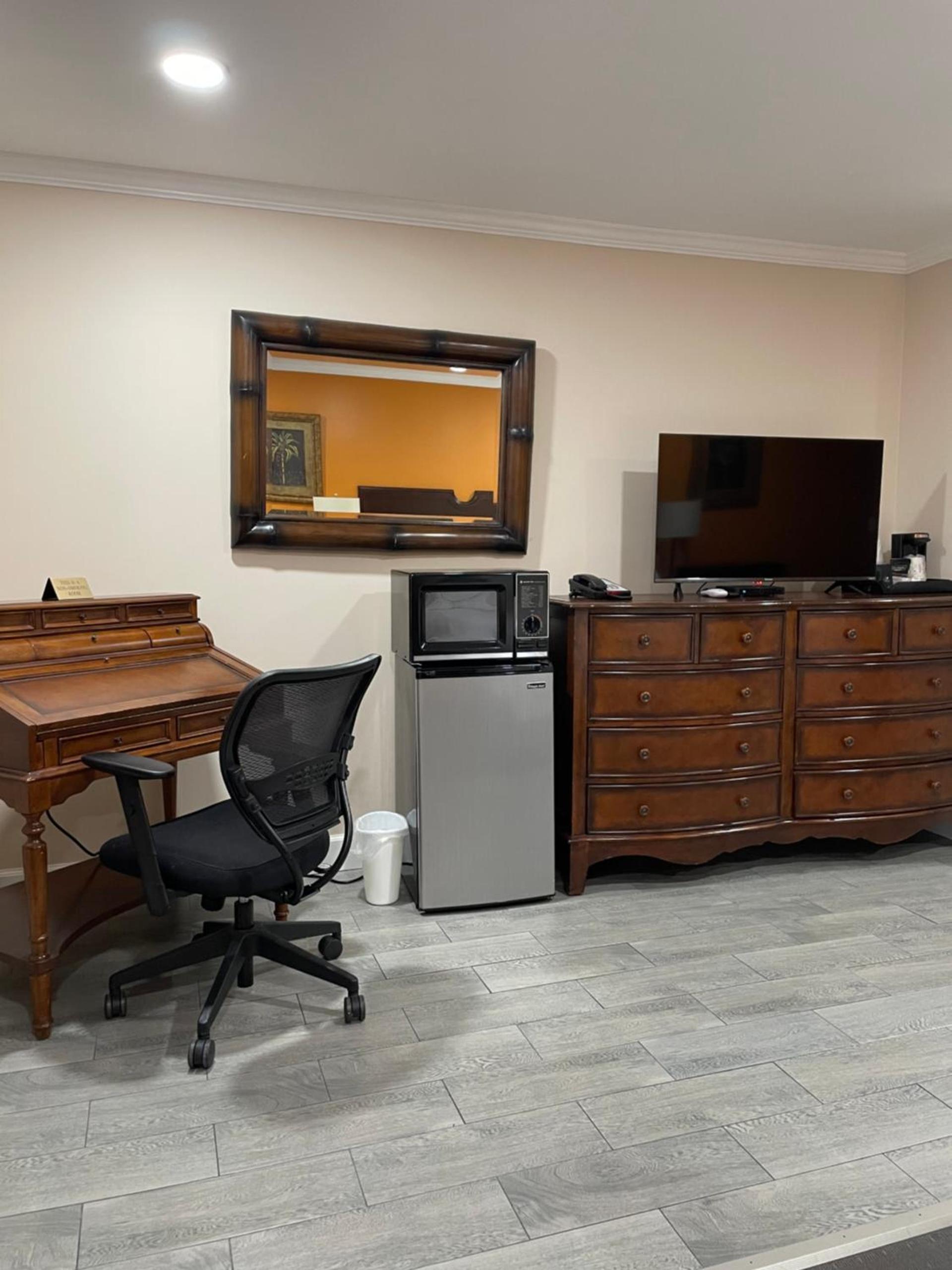 Howard Johnson by Wyndham Ridgecrest, CA photo 31