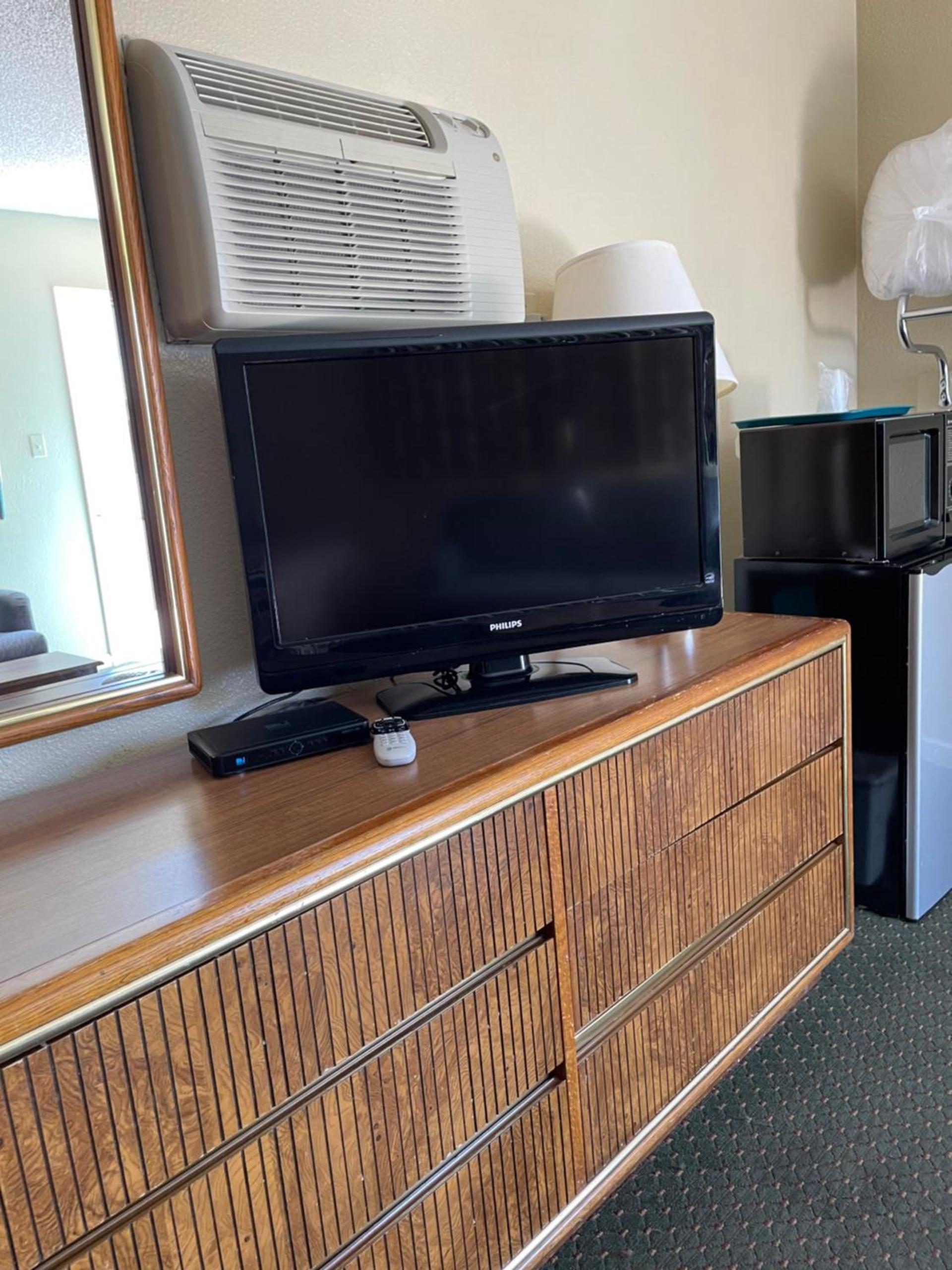 Howard Johnson by Wyndham Ridgecrest, CA photo 40