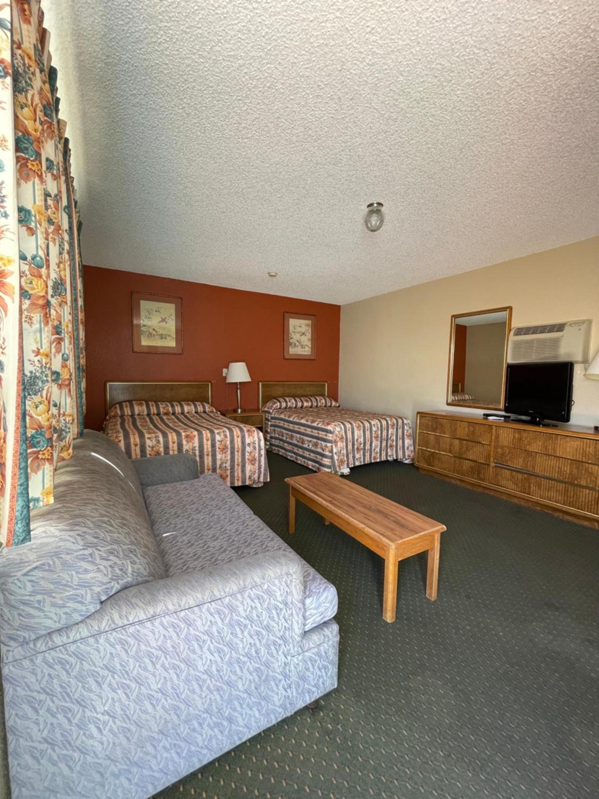 Howard Johnson by Wyndham Ridgecrest, CA photo 39