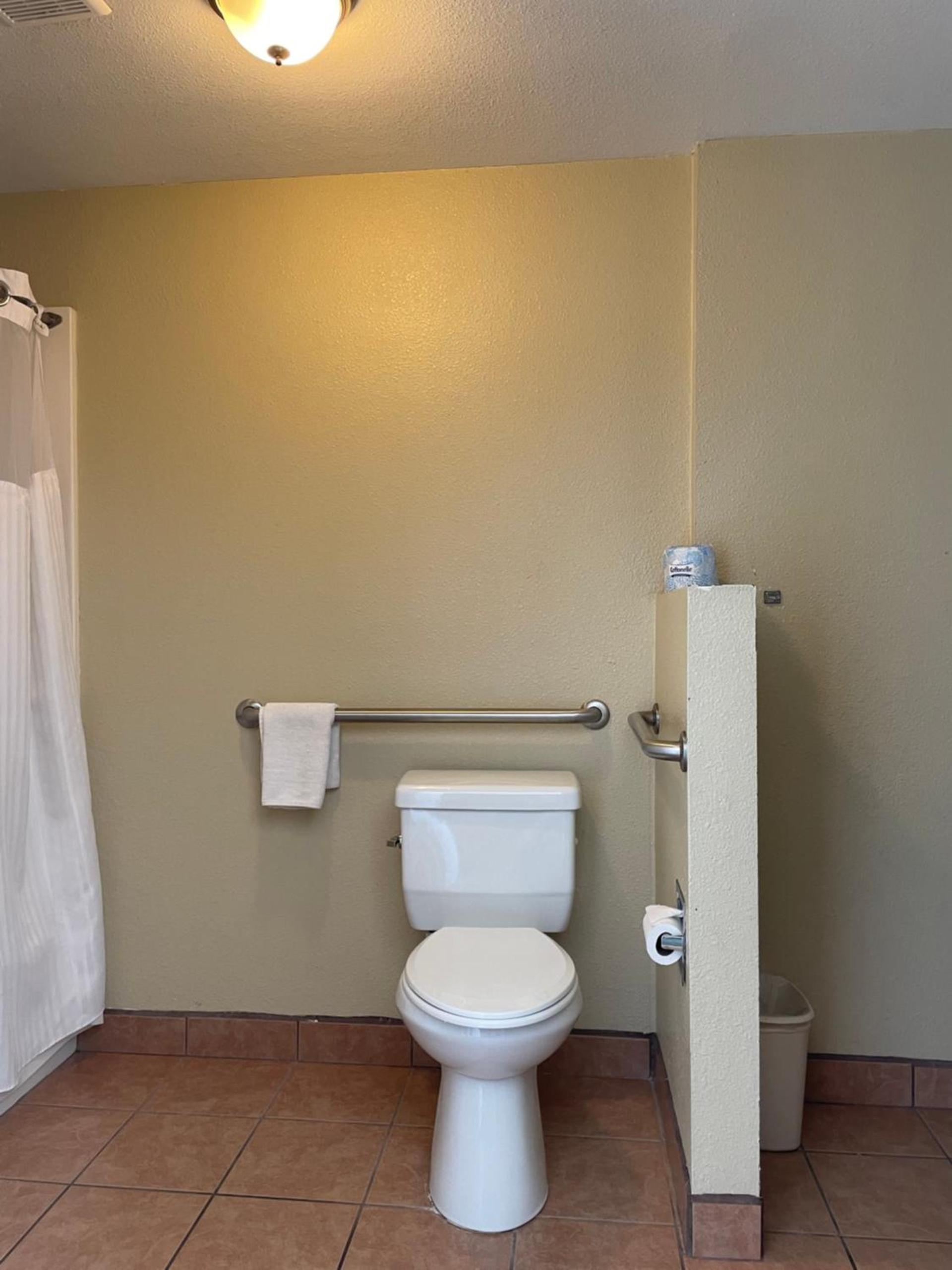 Howard Johnson by Wyndham Ridgecrest, CA photo 42