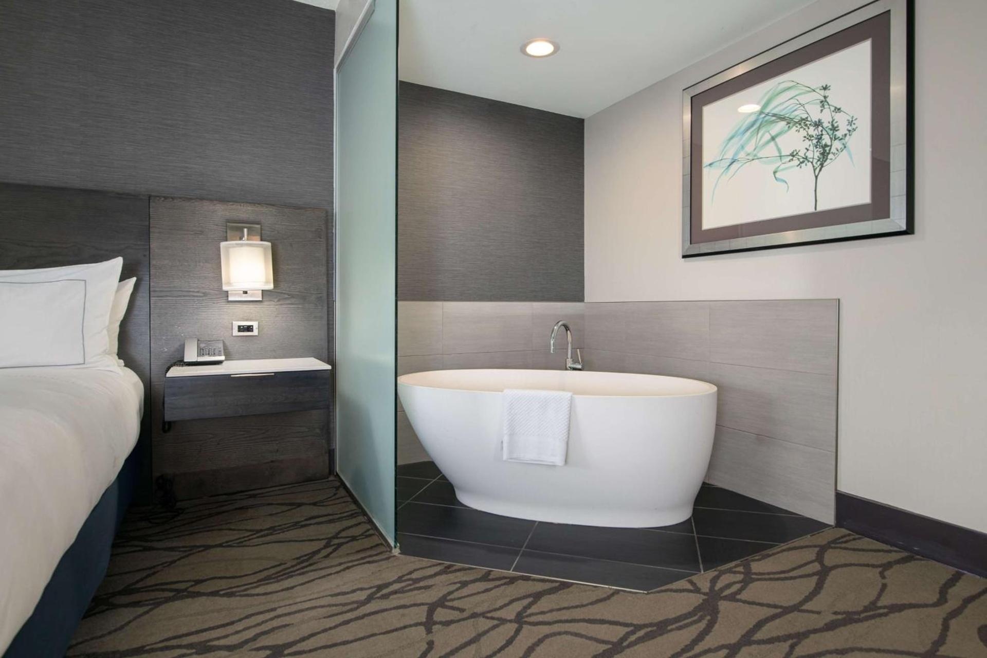 DoubleTree by Hilton Racine Harbourwalk photo 48