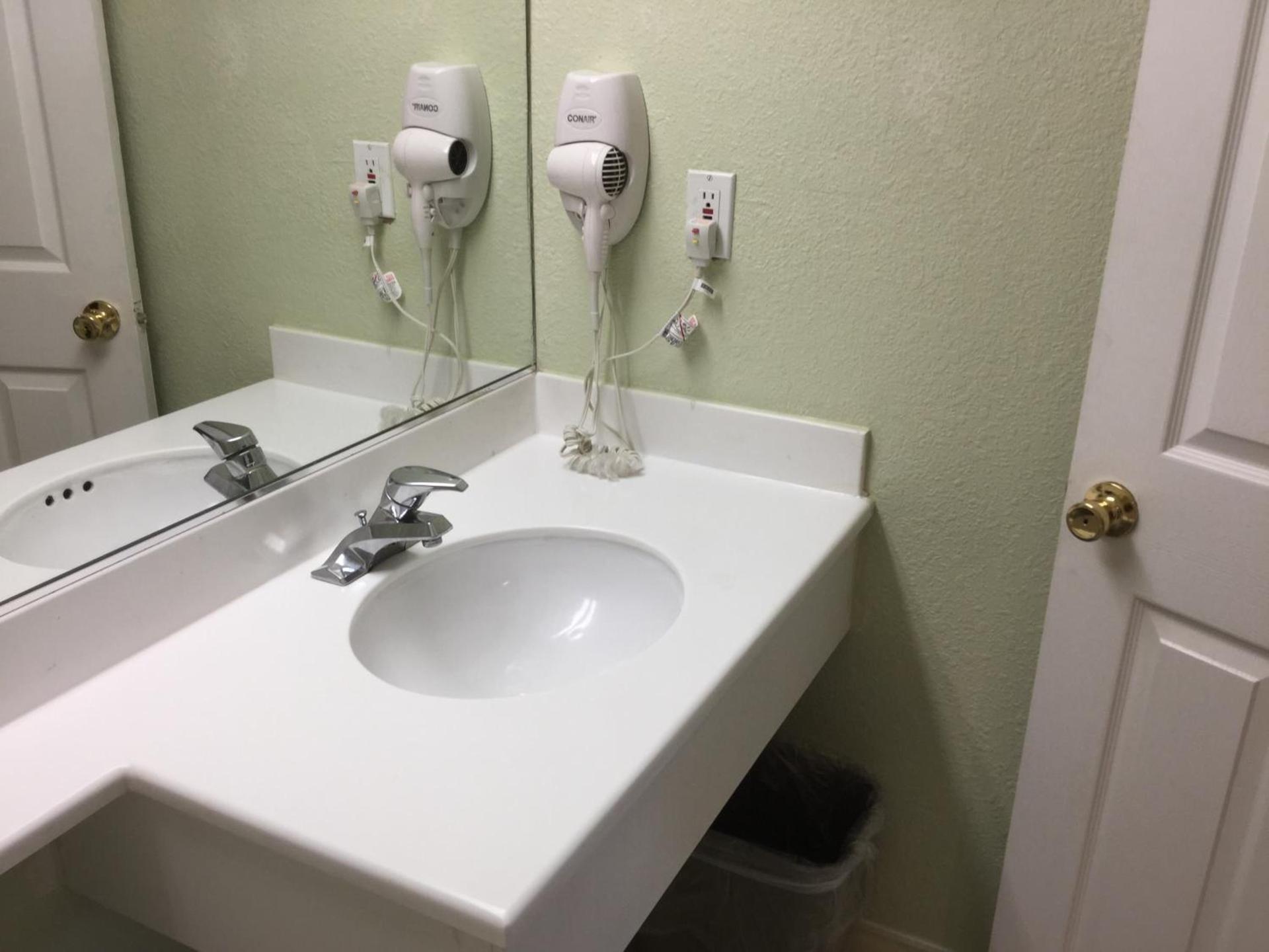 Beverly Inn photo 19