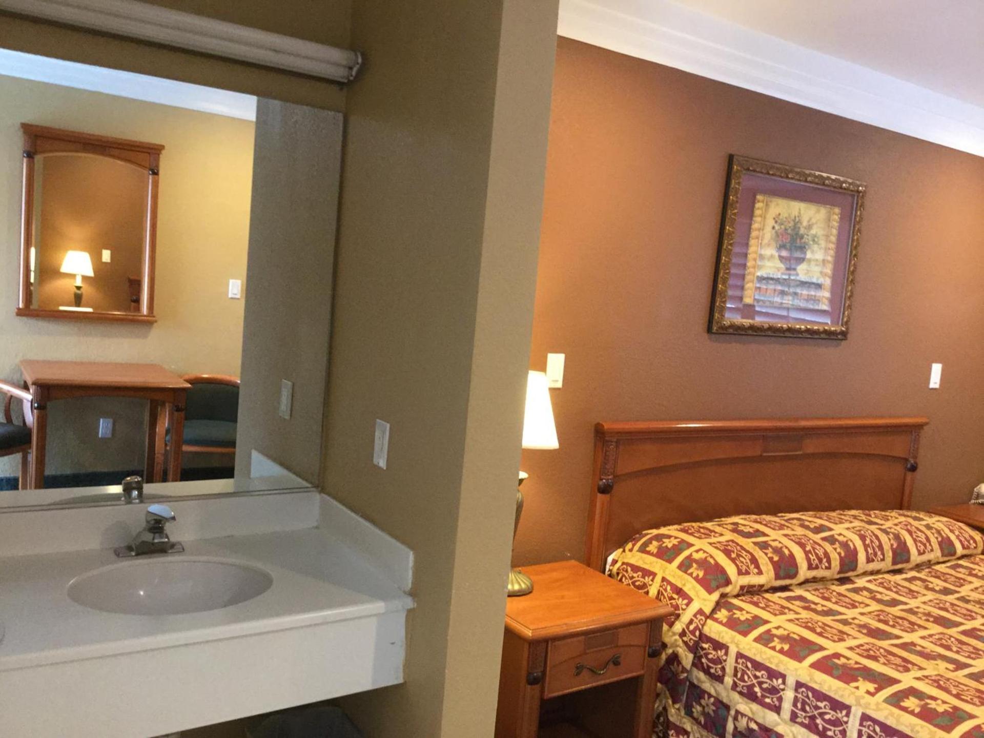 Beverly Inn photo 10