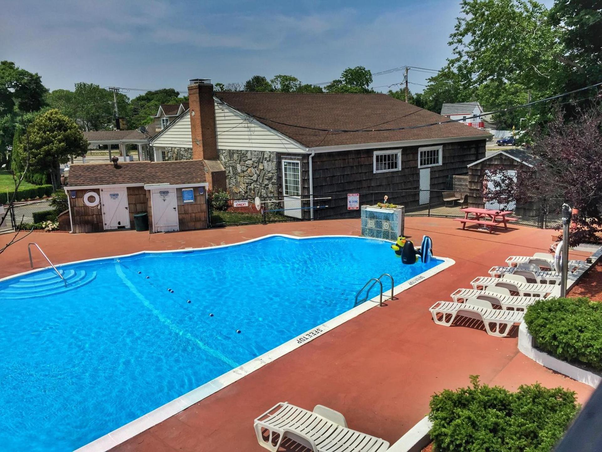 Budget Host East End Riverhead photo 4