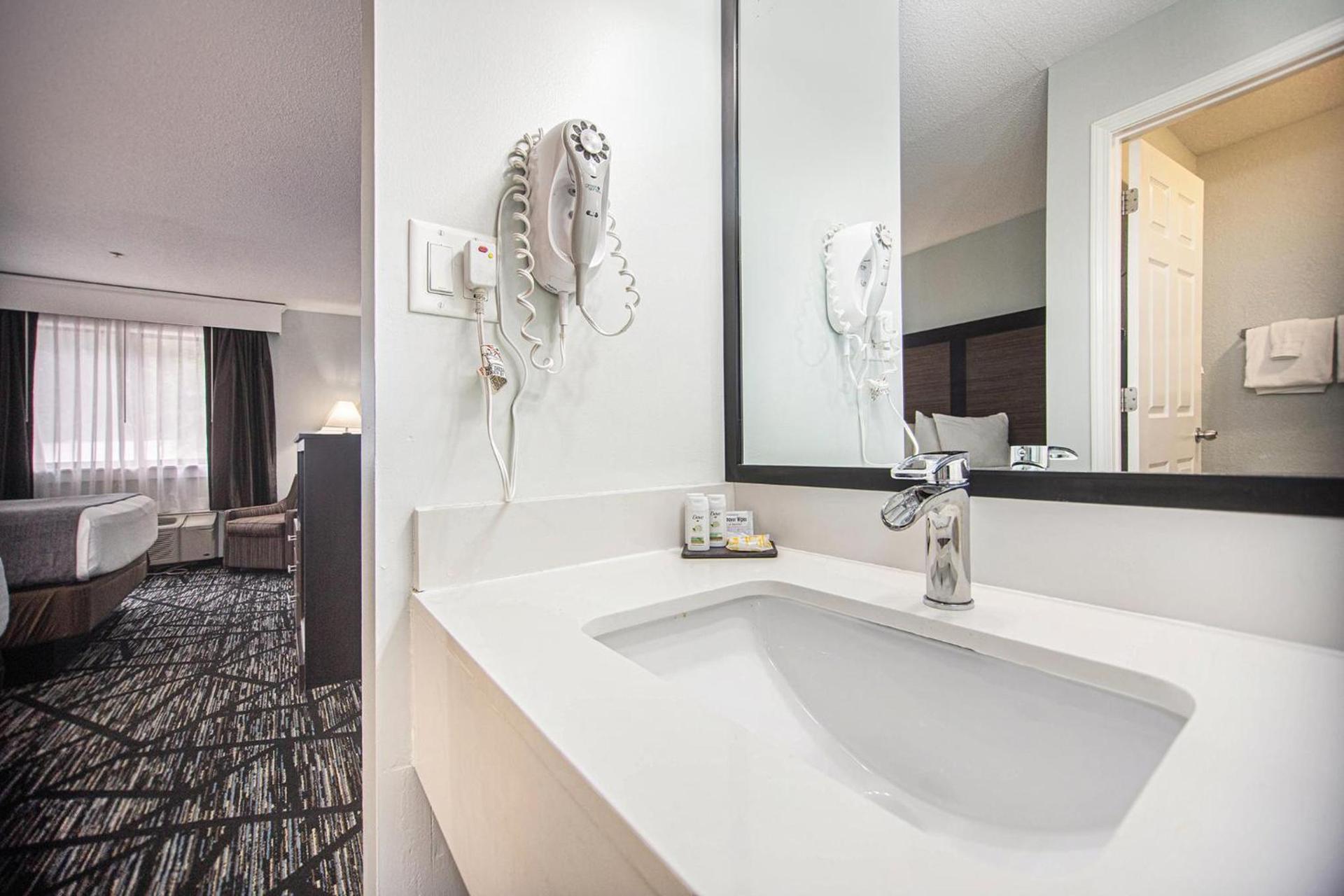 Baymont by Wyndham Grand Haven photo 34