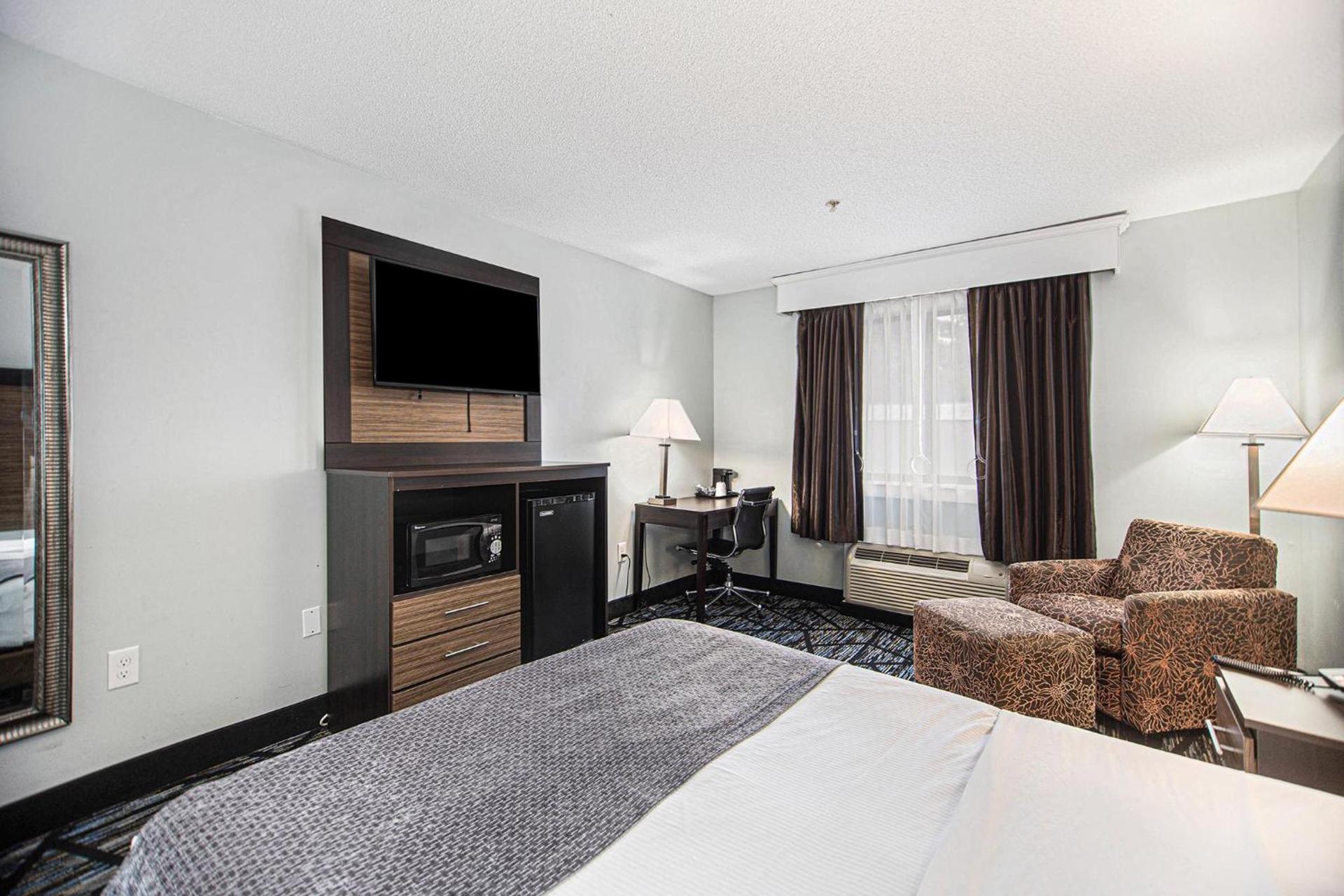 Baymont by Wyndham Grand Haven photo 52