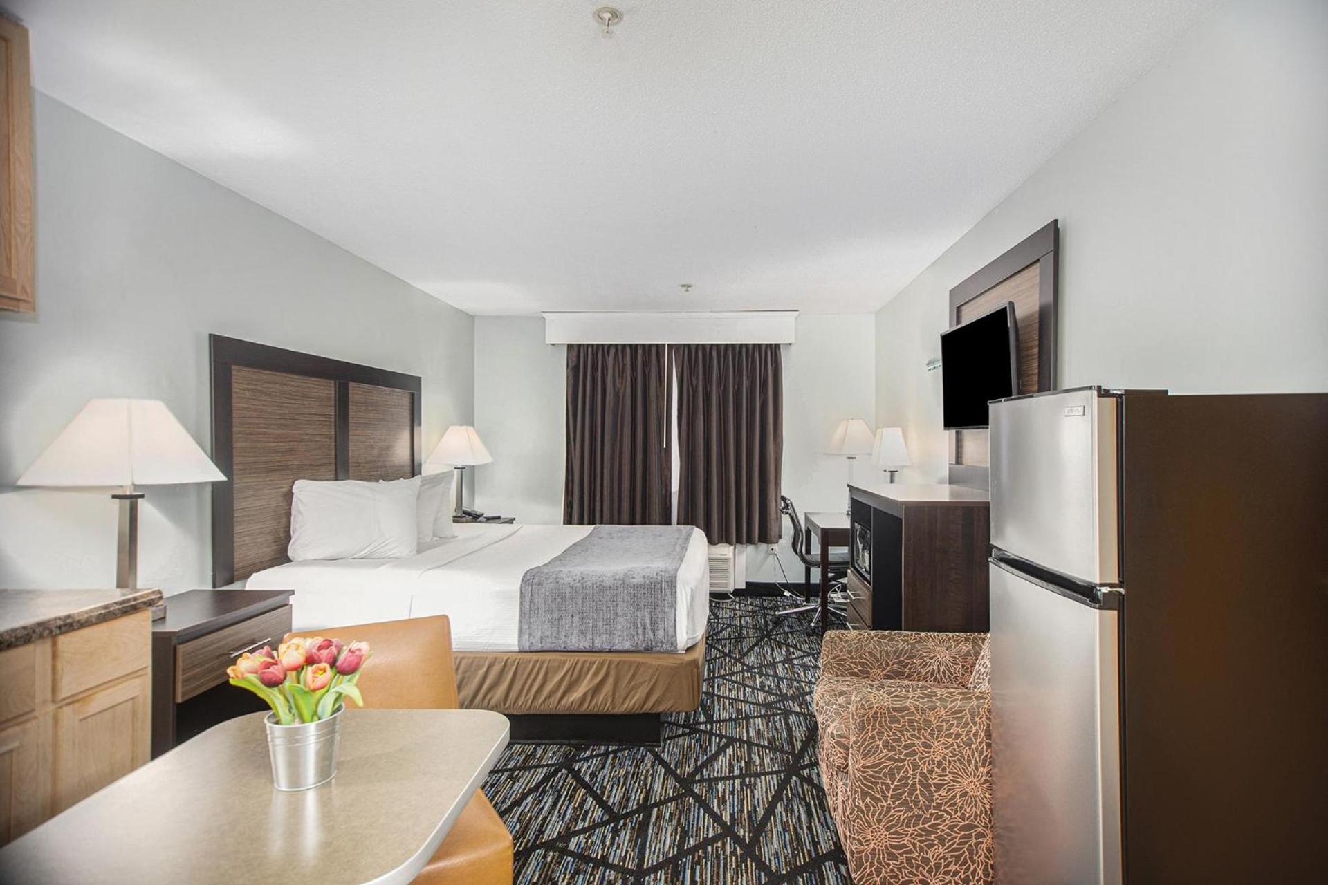 Baymont by Wyndham Grand Haven photo 53