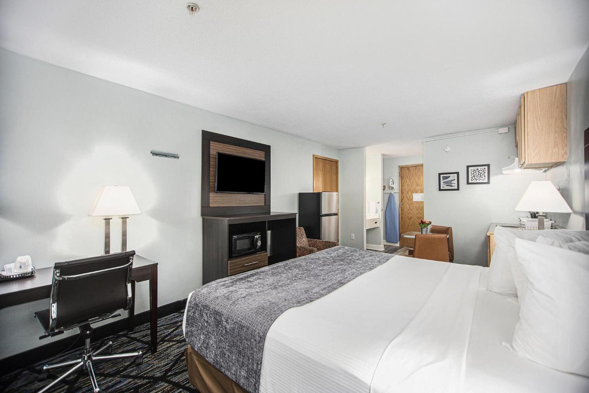 Baymont by Wyndham Grand Haven photo 54