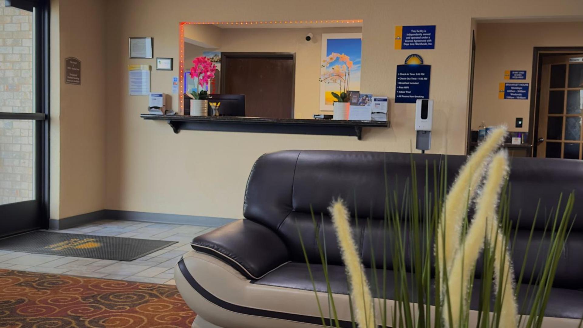 Days Inn & Suites by Wyndham Kaukauna WI photo 4