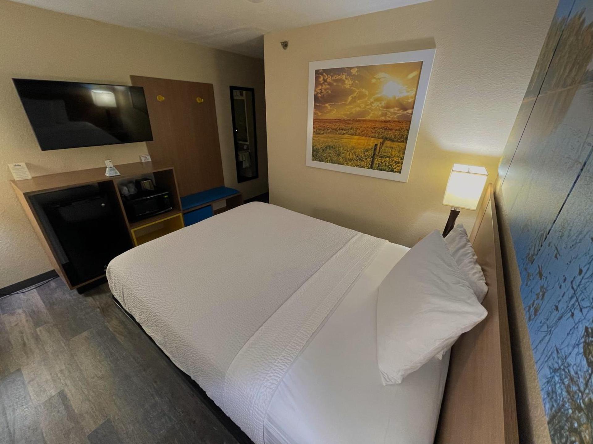 Days Inn & Suites by Wyndham Kaukauna WI photo 46