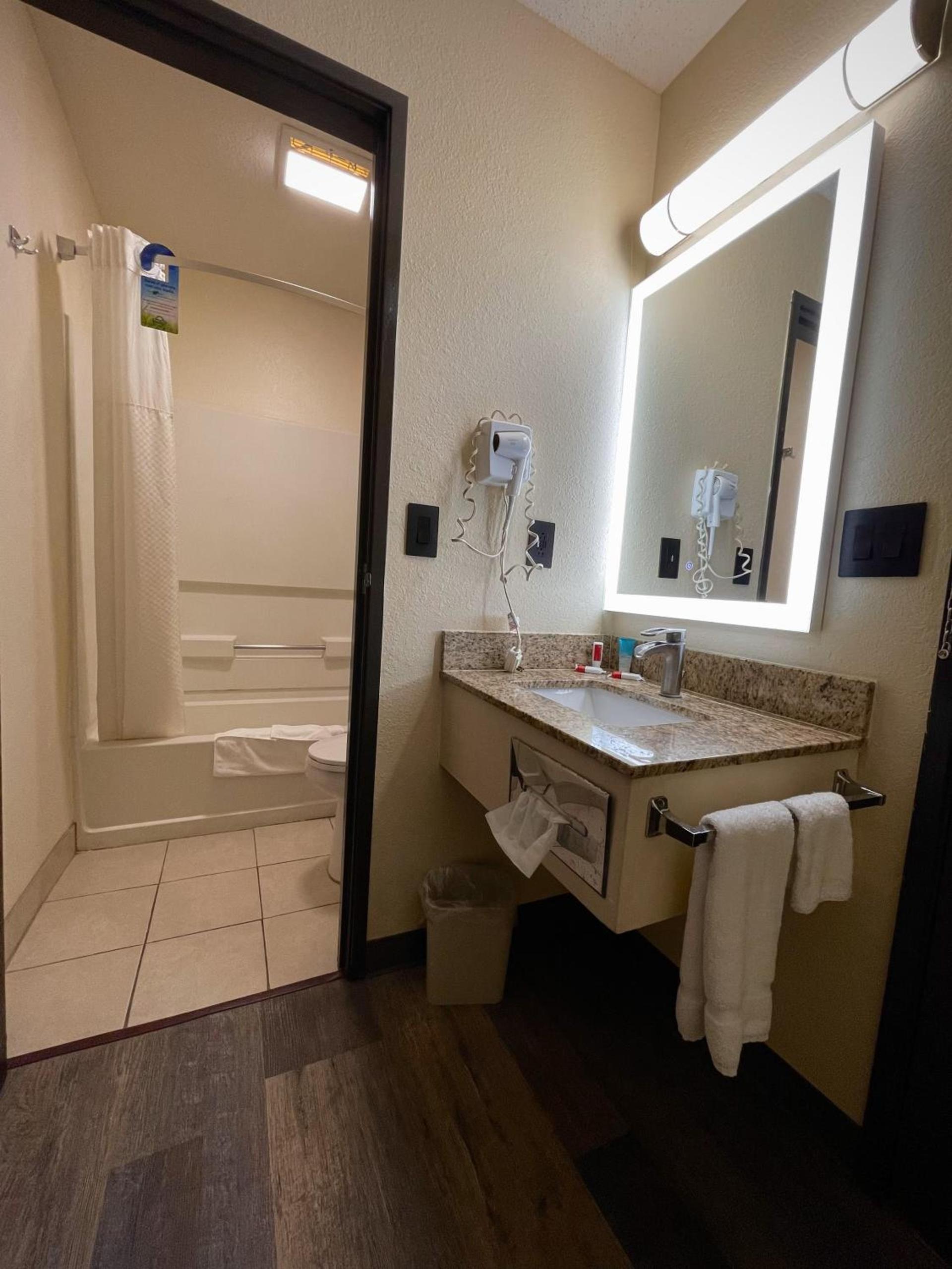 Days Inn & Suites by Wyndham Kaukauna WI photo 36