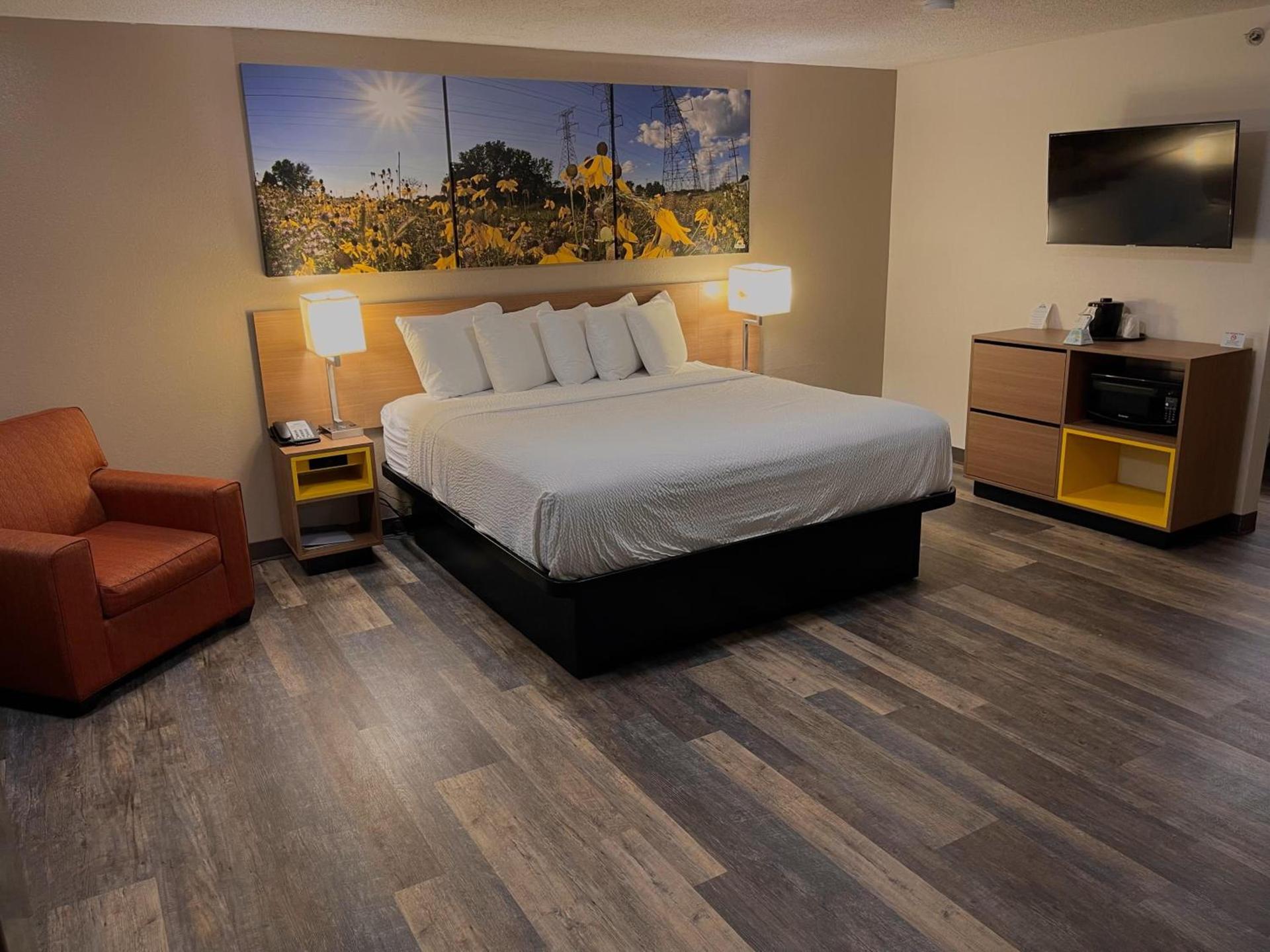 Days Inn & Suites by Wyndham Kaukauna WI photo 13