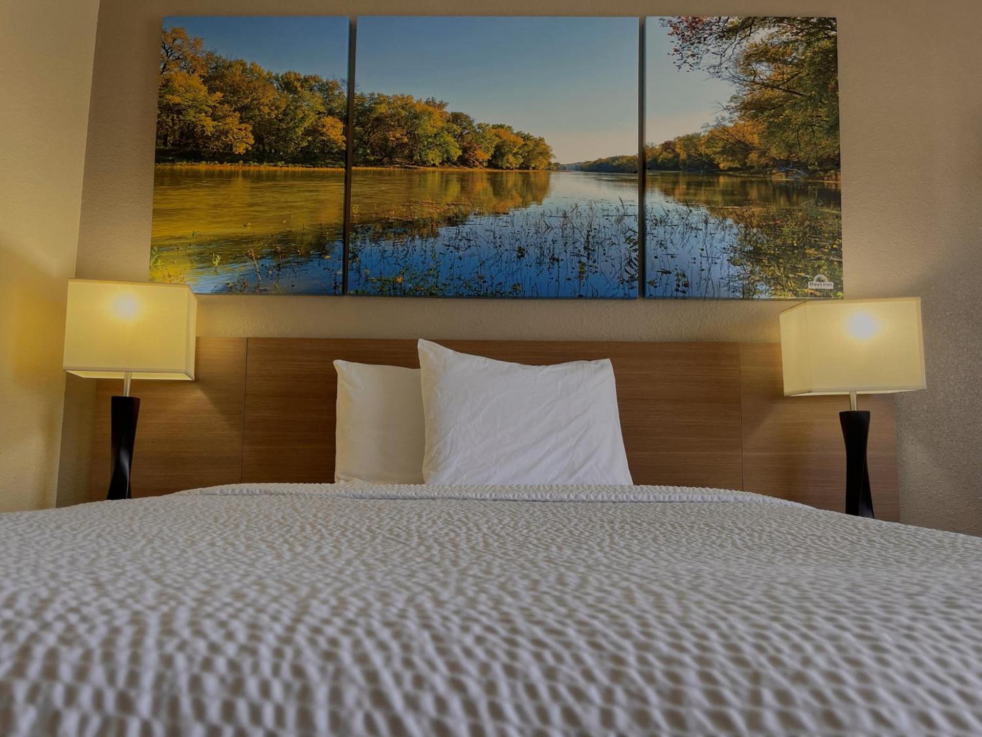 Days Inn & Suites by Wyndham Kaukauna WI photo 32