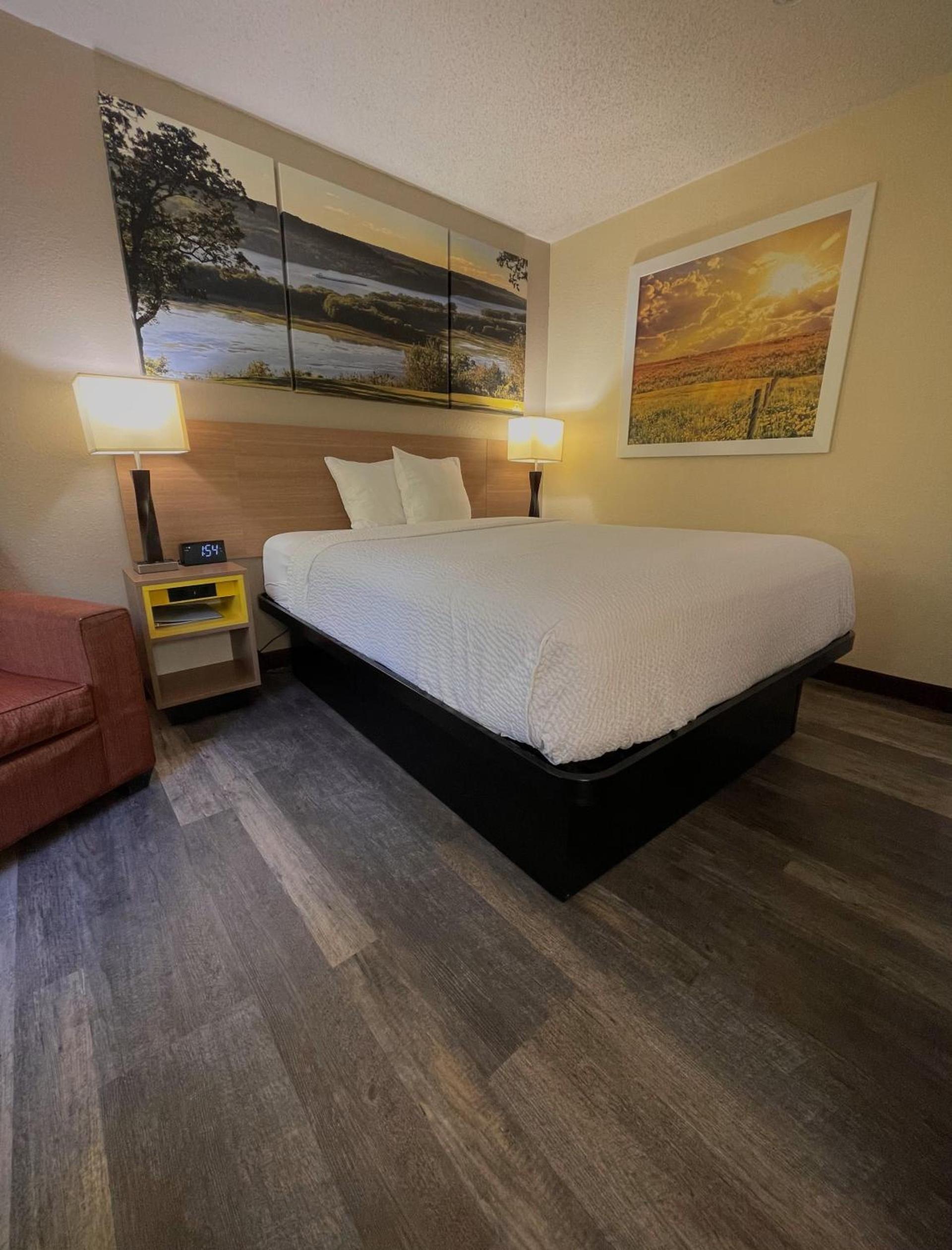 Days Inn & Suites by Wyndham Kaukauna WI photo 21