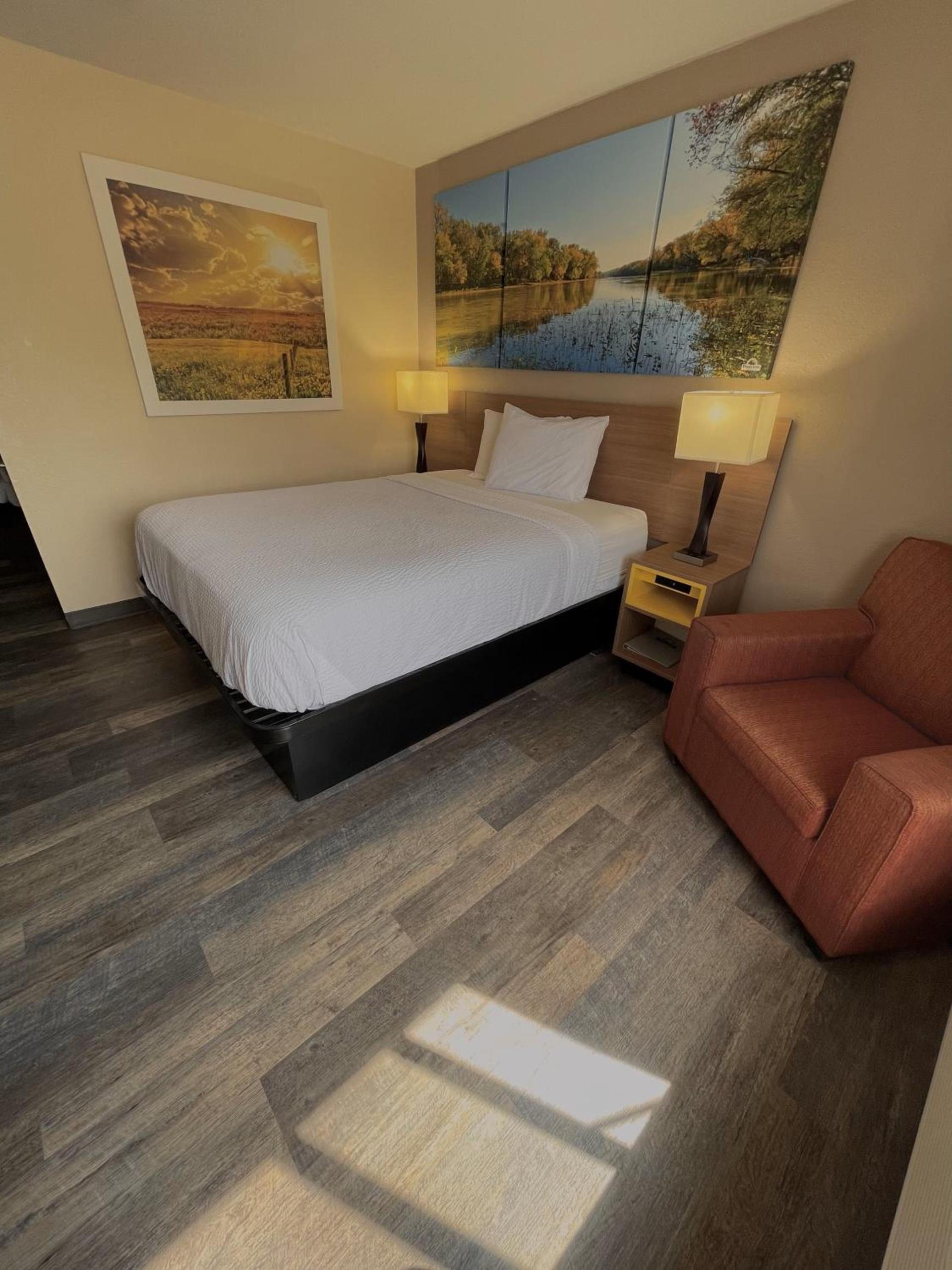 Days Inn & Suites by Wyndham Kaukauna WI photo 39