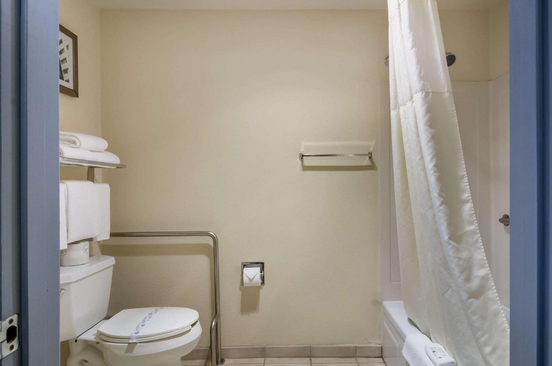 Quality Inn & Suites Silverdale Bangor-Keyport photo 10