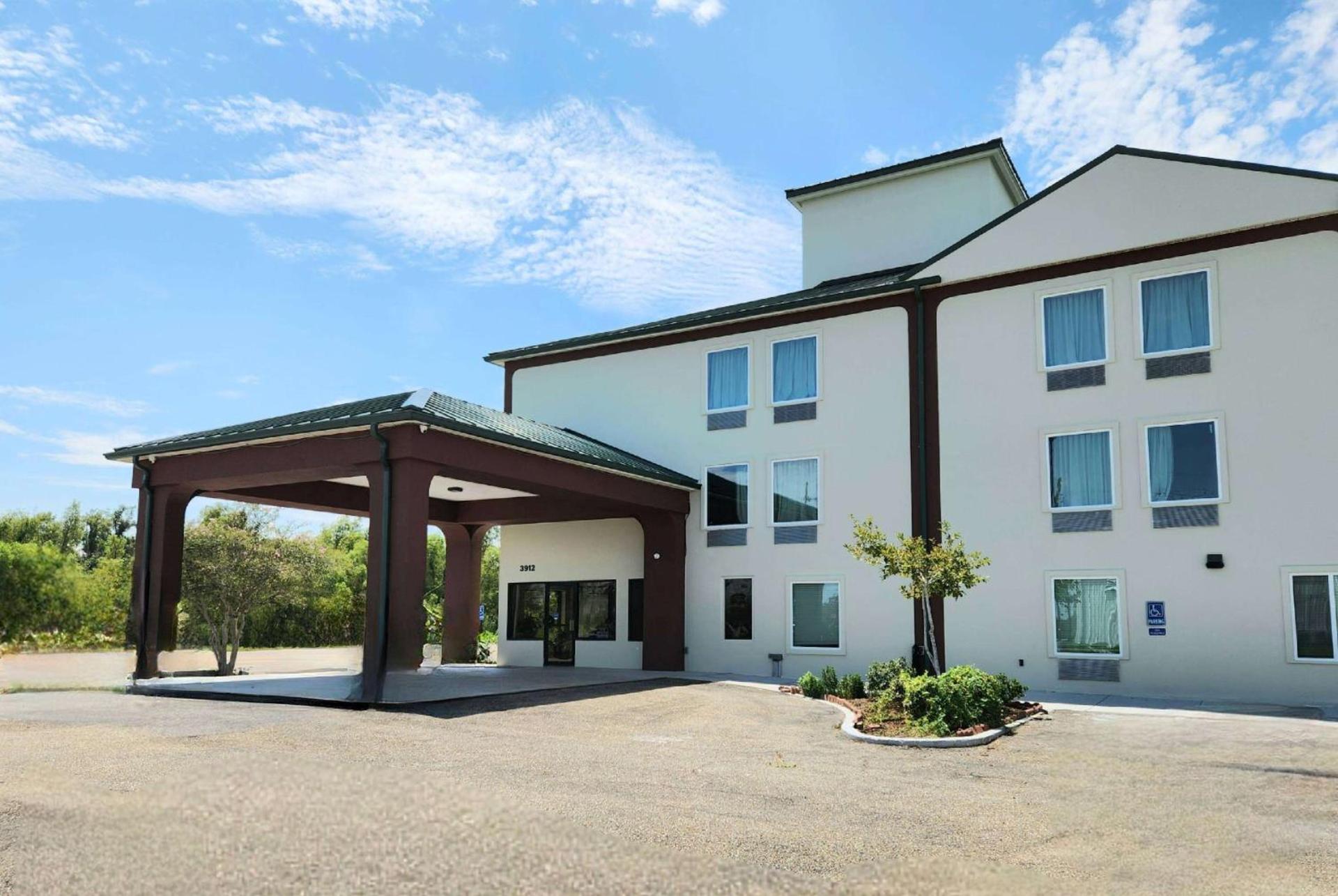 Days Inn by Wyndham LaPlace- New Orleans photo 2