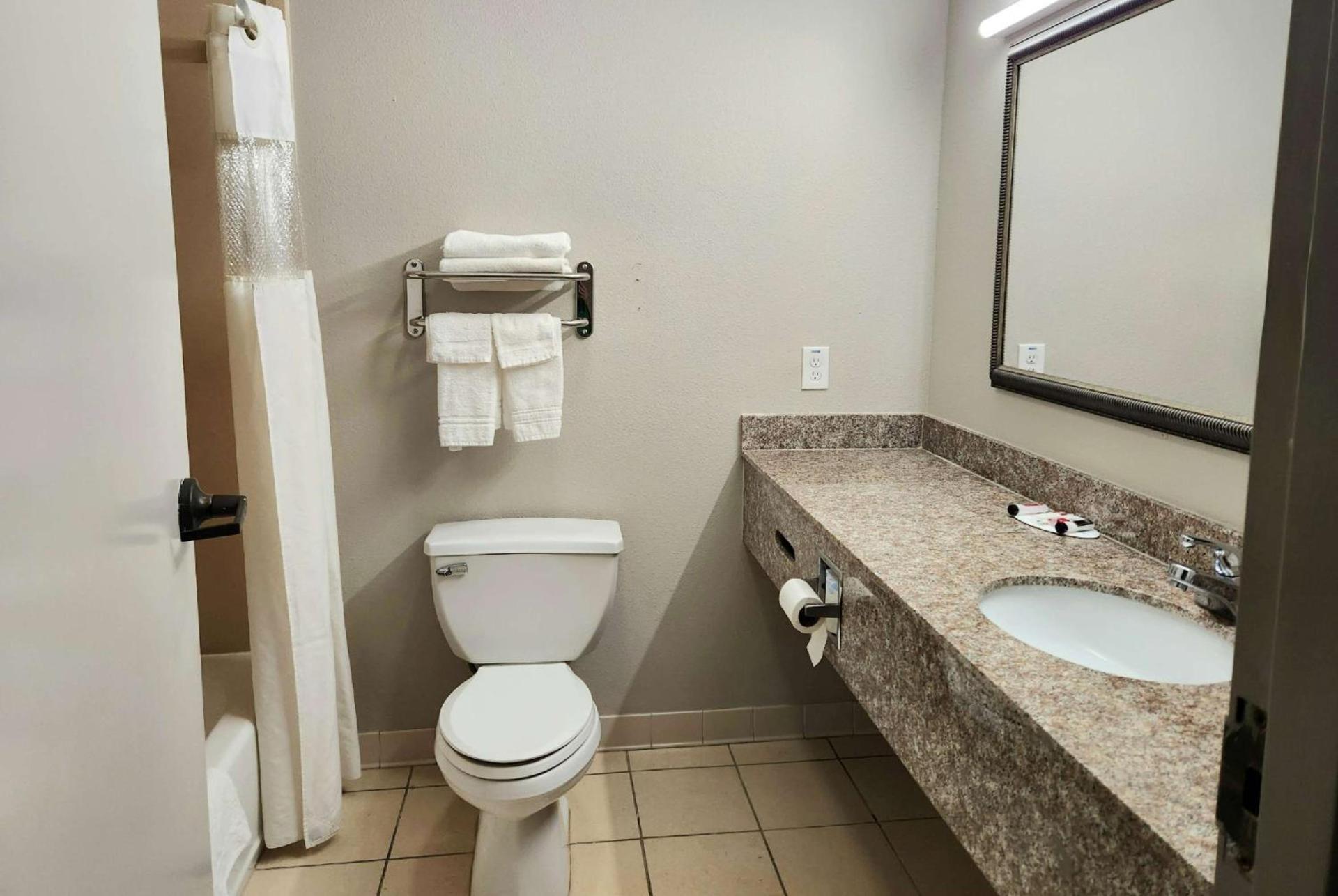 Days Inn by Wyndham LaPlace- New Orleans photo 15
