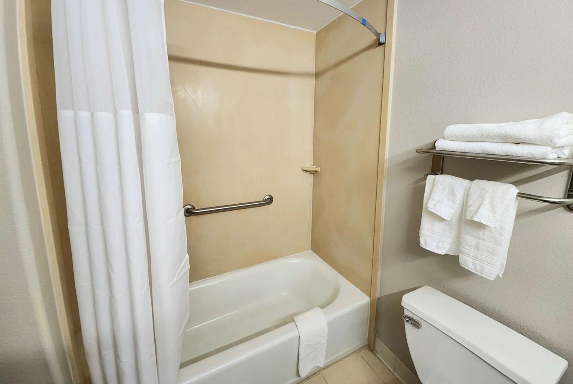 Days Inn by Wyndham LaPlace- New Orleans photo 18