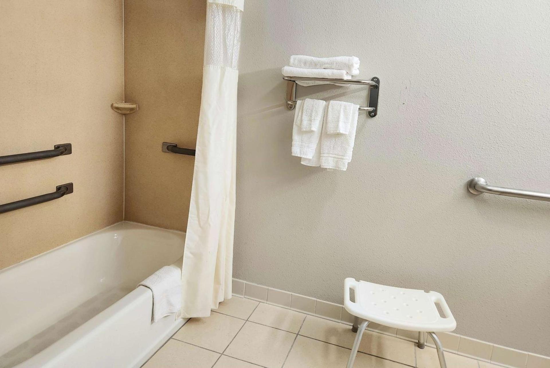 Days Inn by Wyndham LaPlace- New Orleans photo 20
