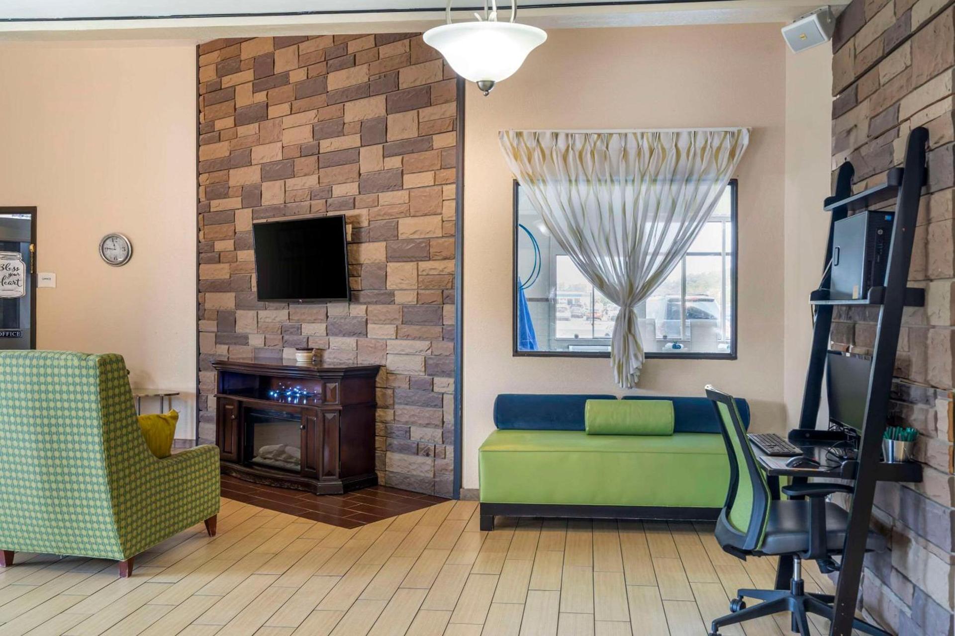 Quality Inn & Suites Delaware South photo 9