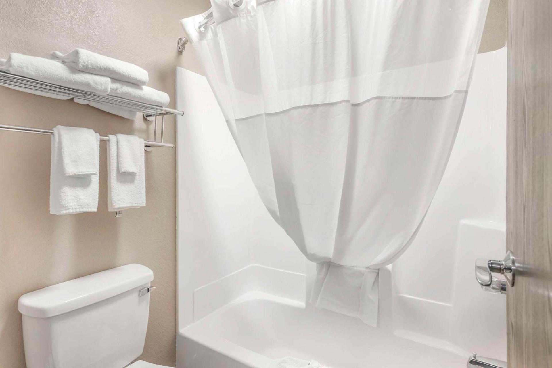 Quality Inn & Suites Delaware South photo 43