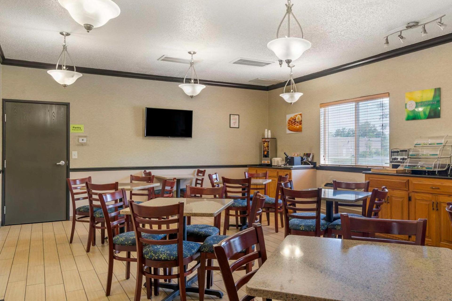 Quality Inn & Suites Delaware South photo 54