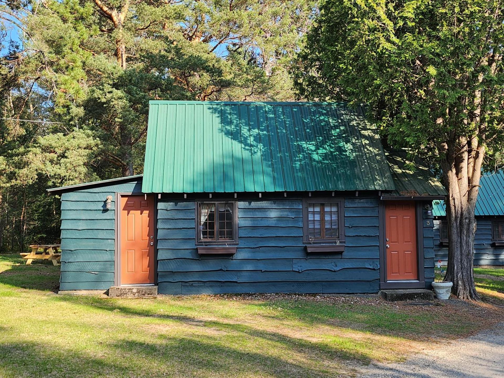 Moreno's Adirondack Cabins photo 3