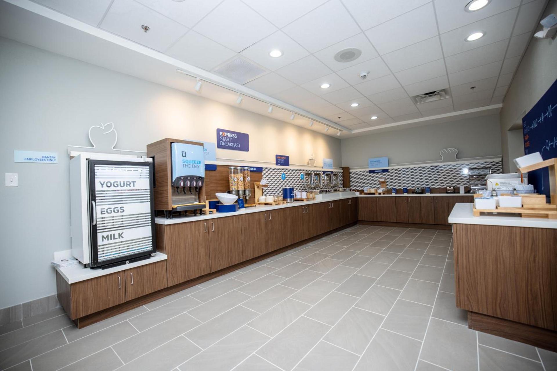 Holiday Inn Express & Suites Tampa Stadium - Airport Area by IHG photo 16