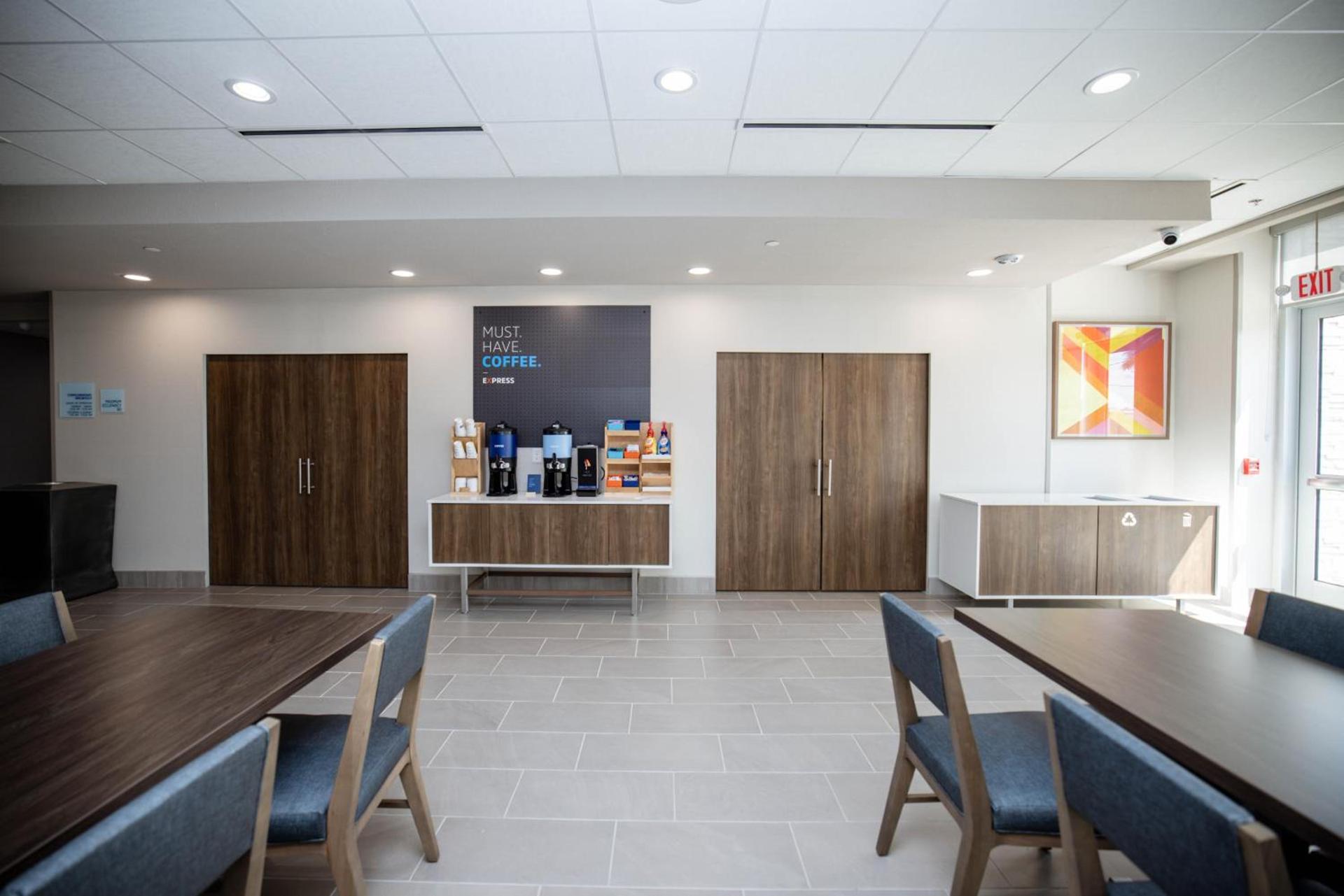 Holiday Inn Express & Suites Tampa Stadium - Airport Area by IHG photo 7