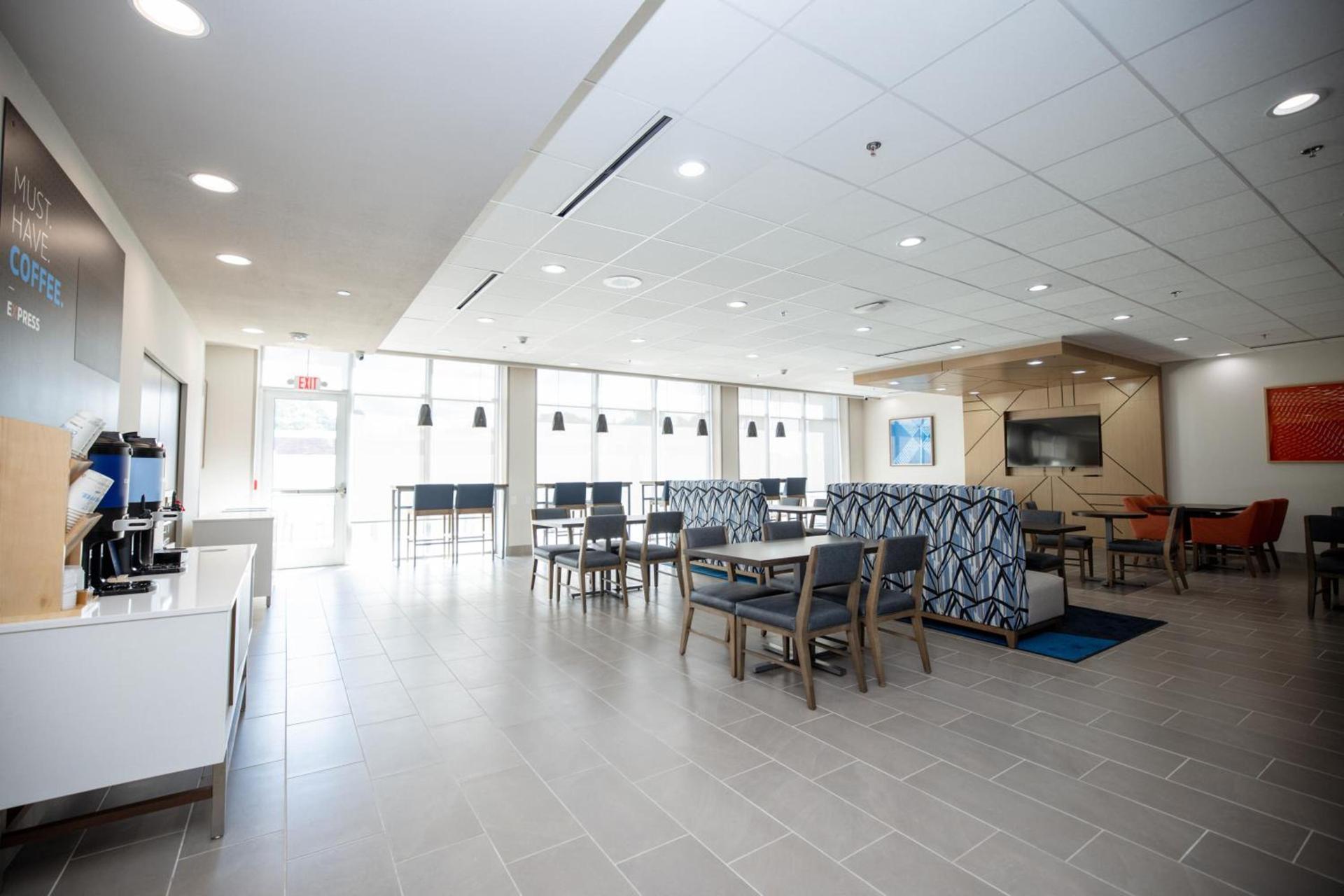 Holiday Inn Express & Suites Tampa Stadium - Airport Area by IHG photo 21