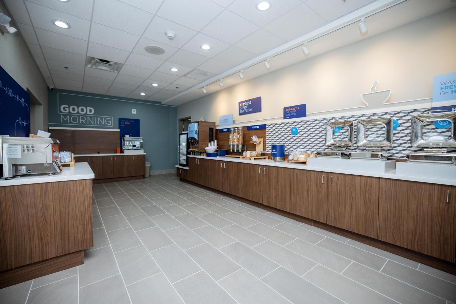Holiday Inn Express & Suites Tampa Stadium - Airport Area by IHG photo 19