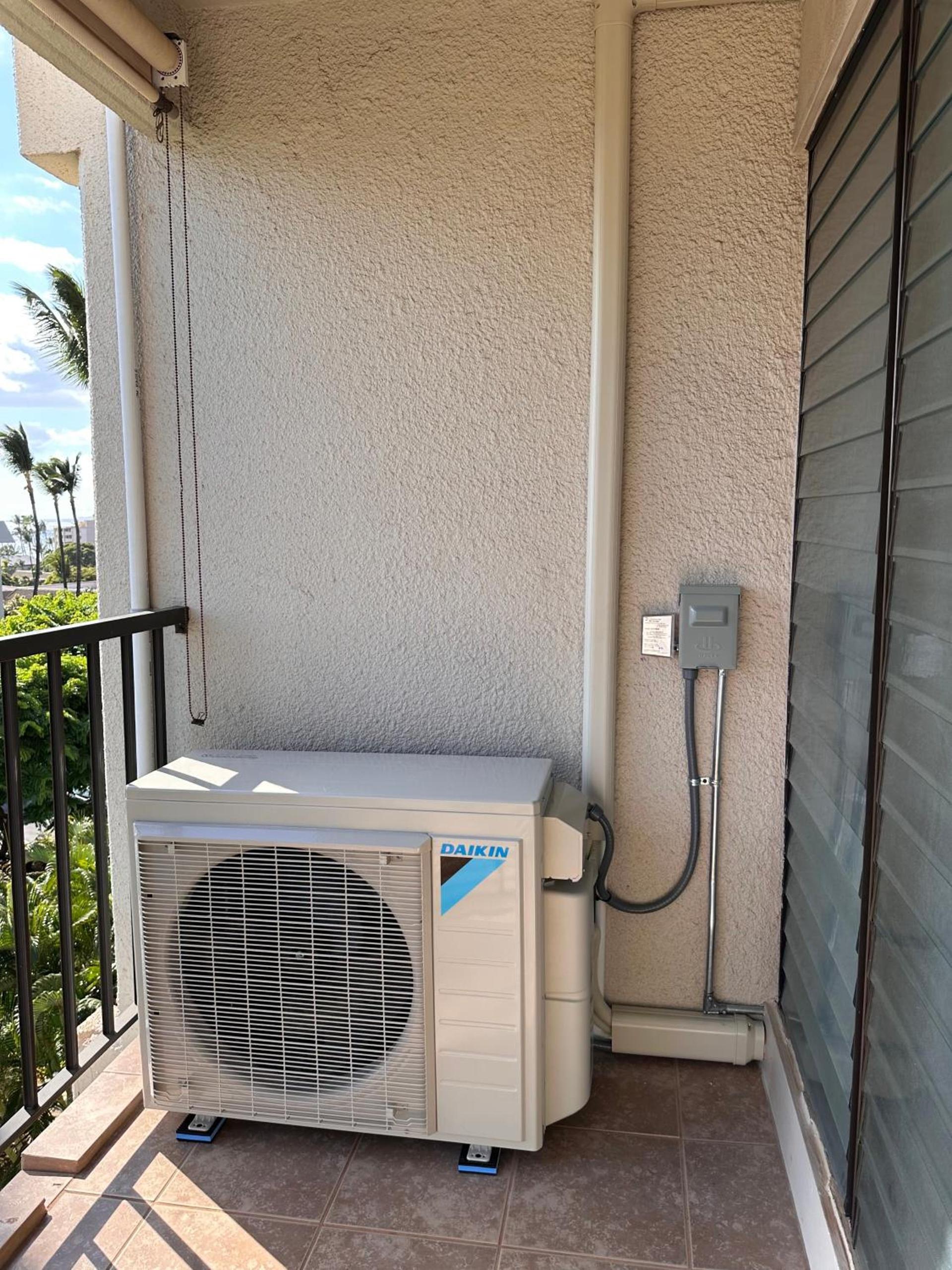 DELUXE PANORAMIC OCEAN VIEW - Dual AC - RENOVATED - FULLY EQUIPPED - SELF MGMT FREE PARKING photo 6