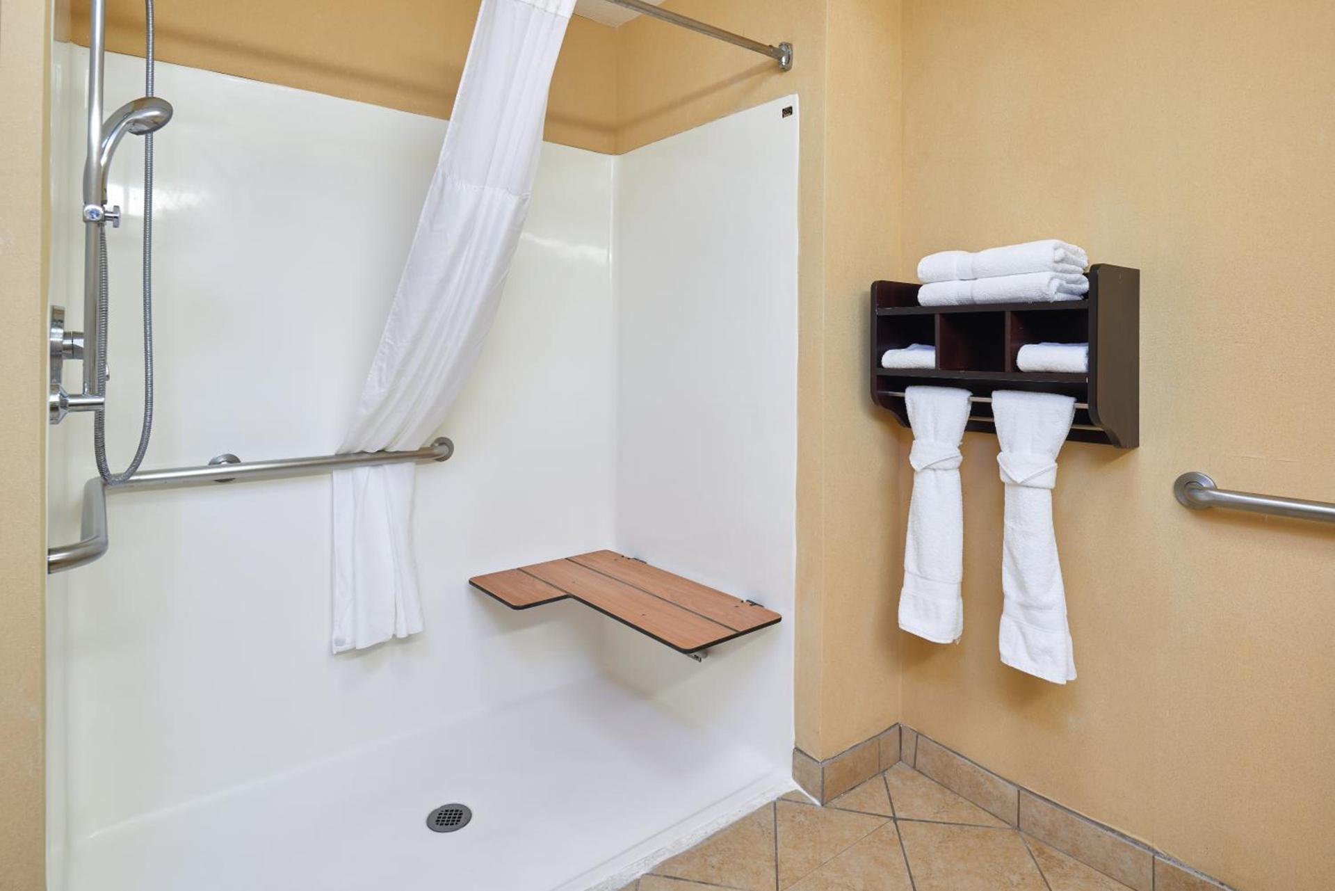 Hampton Inn & Suites Austin South Buda photo 39