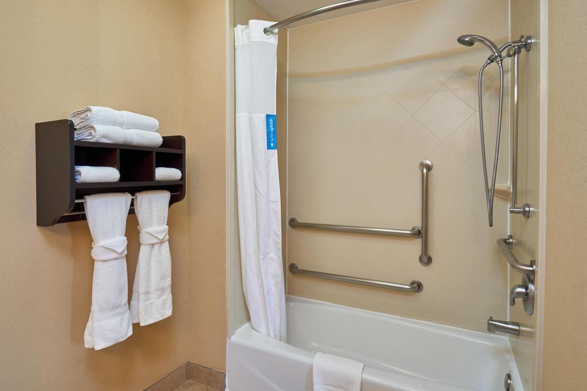 Hampton Inn & Suites Austin South Buda photo 40