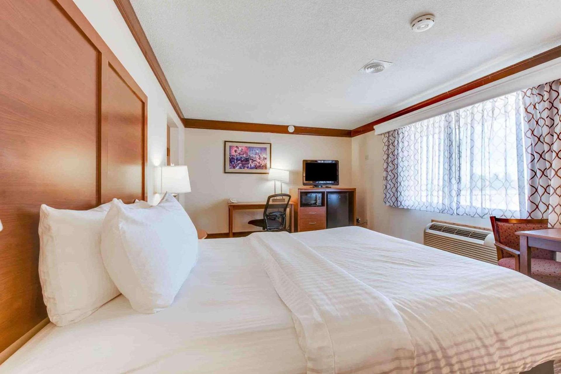 Best Western Movie Manor photo 25