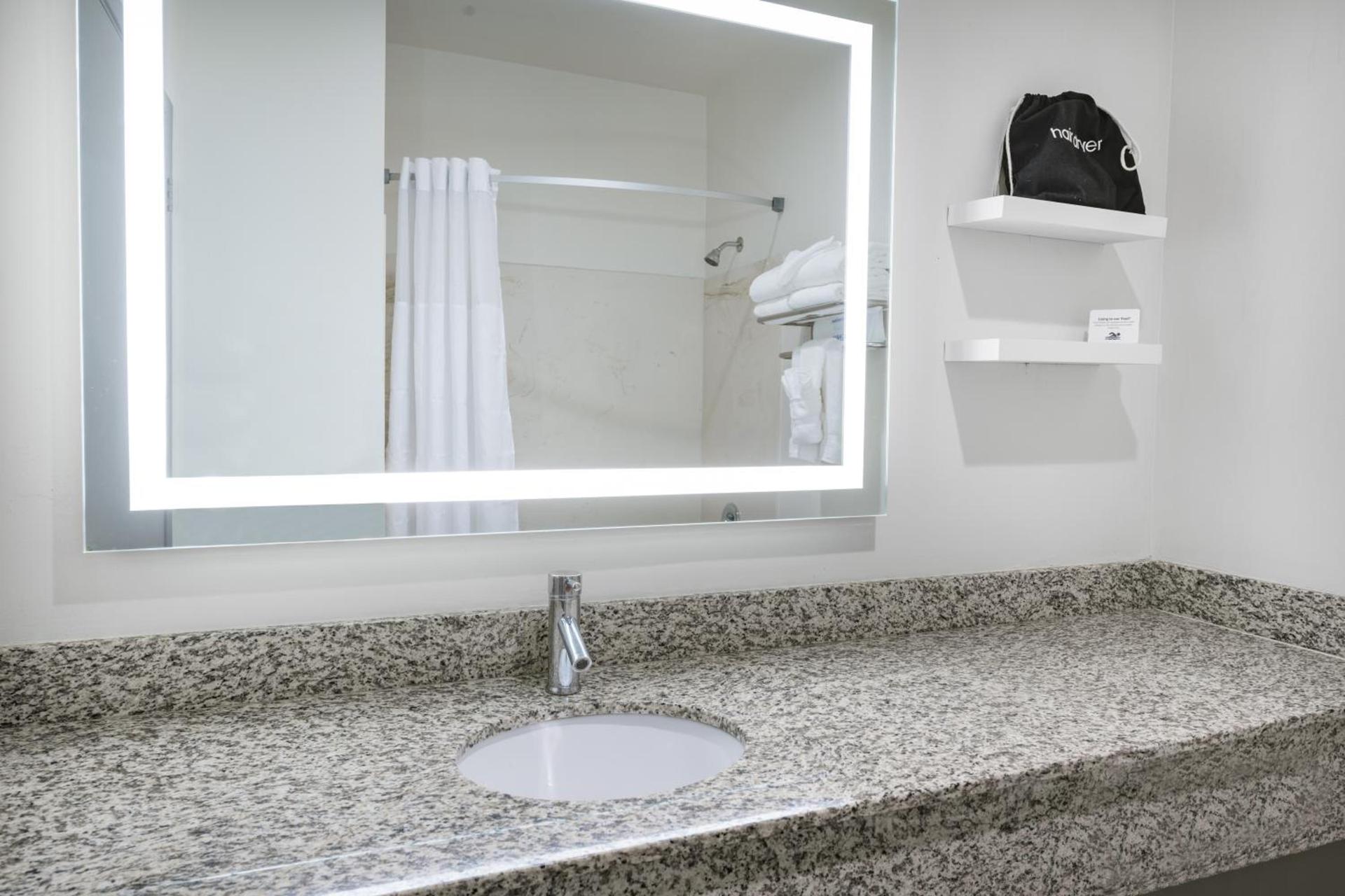 Ramada by Wyndham Bakersfield photo 42